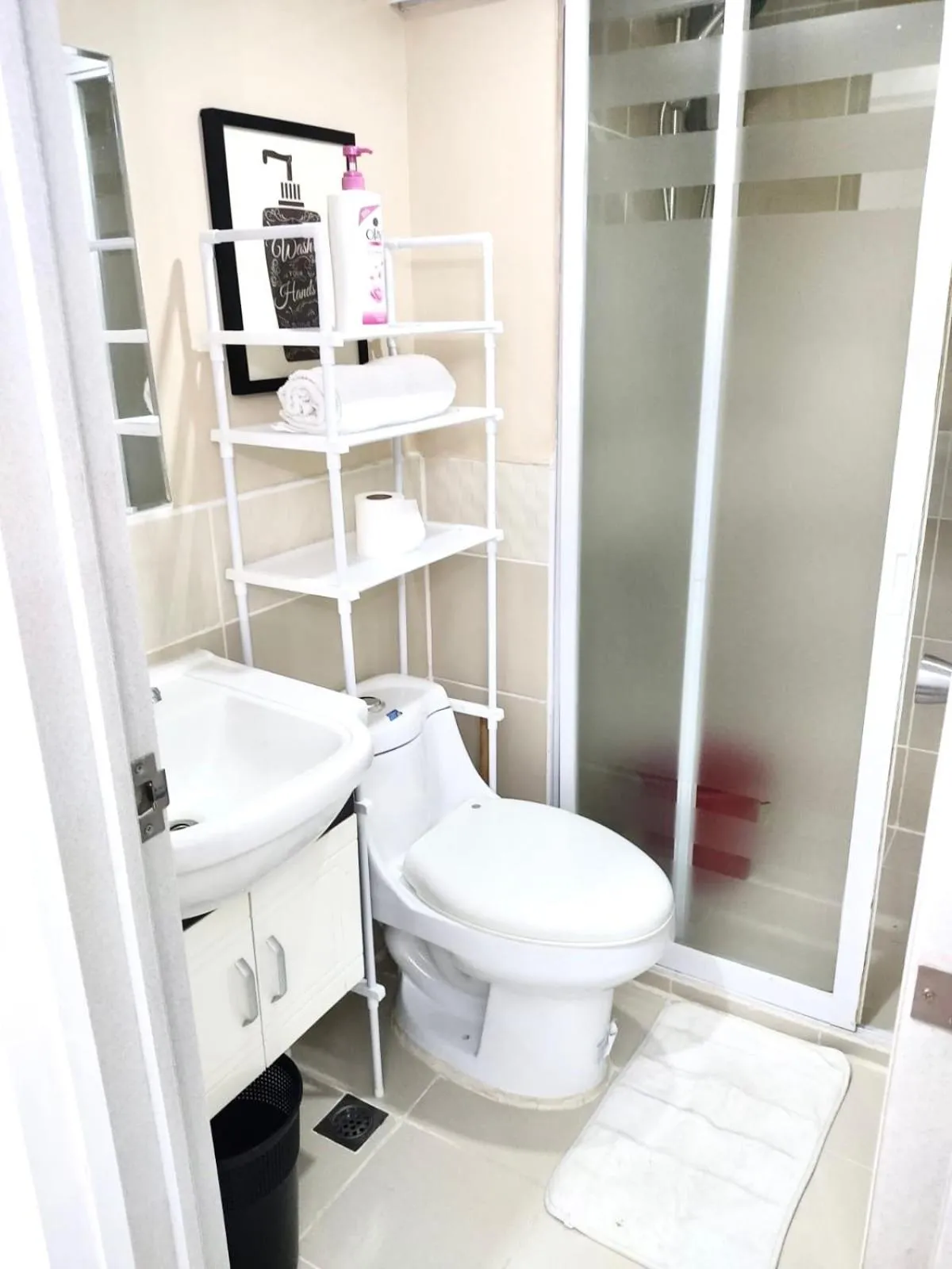 Lancris Residences 2 Bedroom Entire Apartment near Airport with Pool
