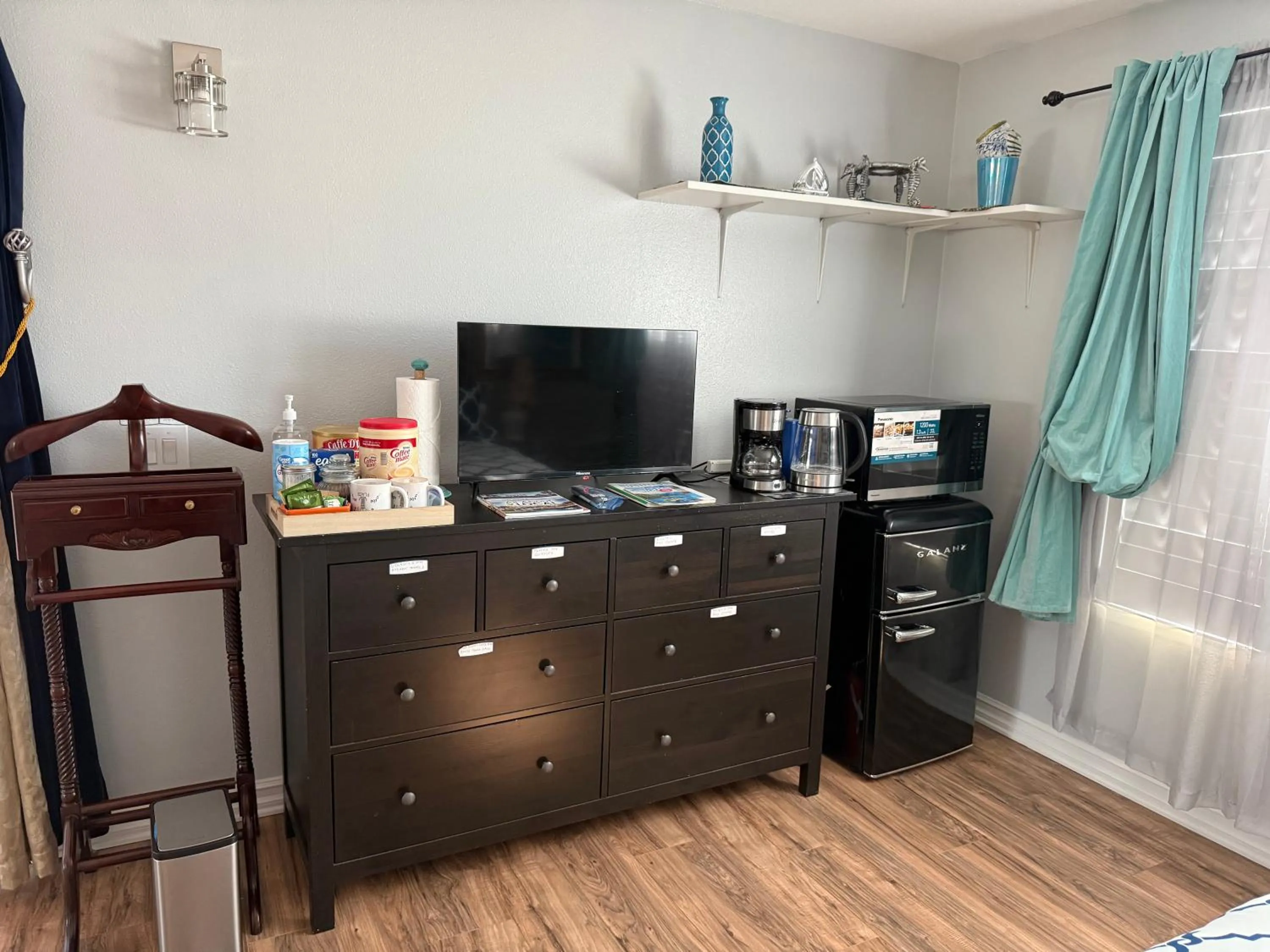 TV and multimedia in Romantic Coastal Private Room