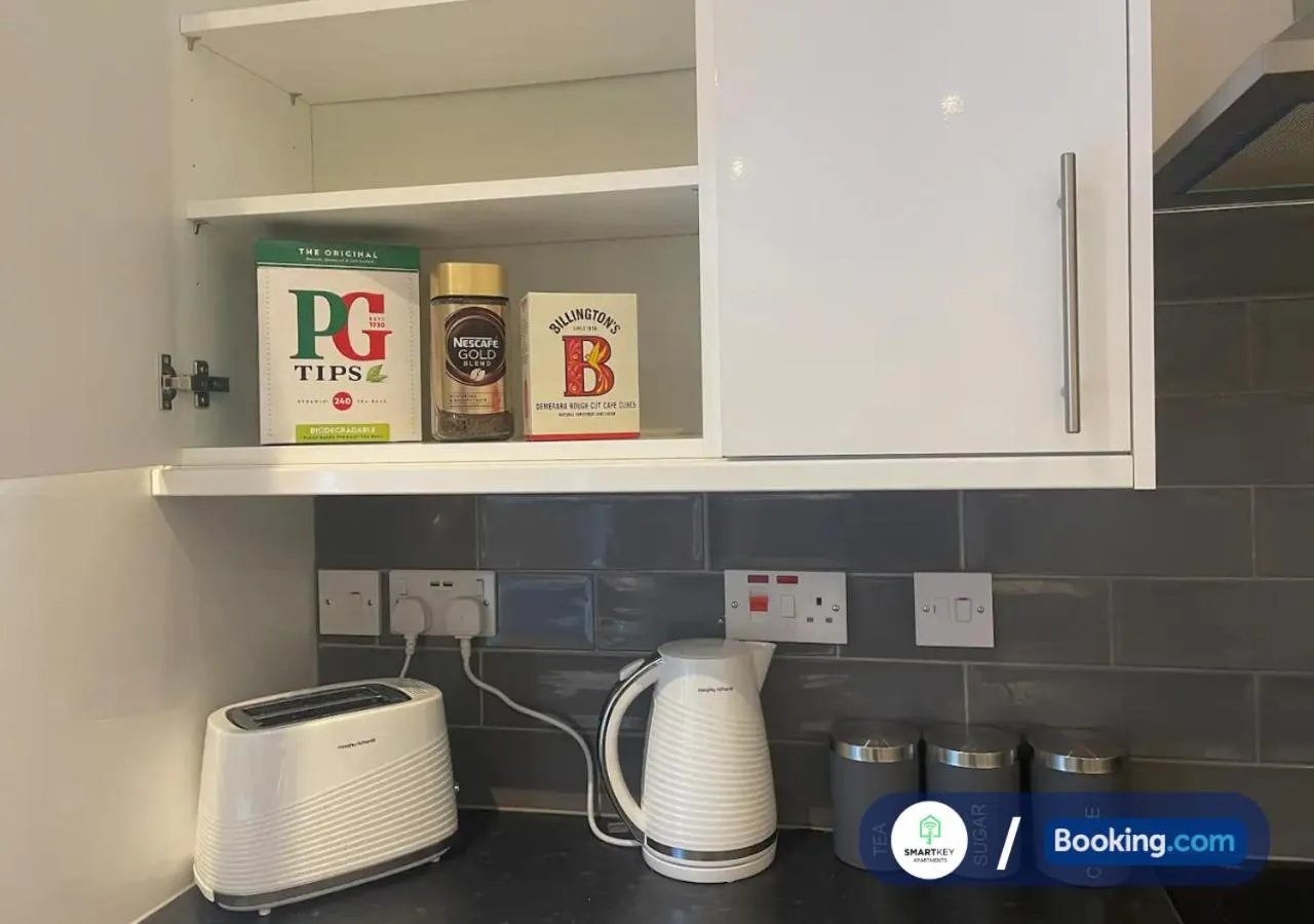 kitchen in Modern 1 bedroom flat with free parking