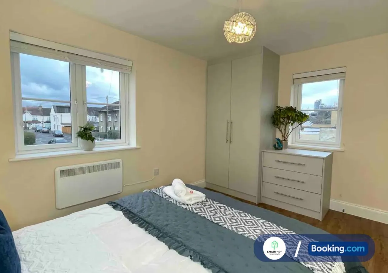 Bed in Modern 1 bedroom flat with free parking