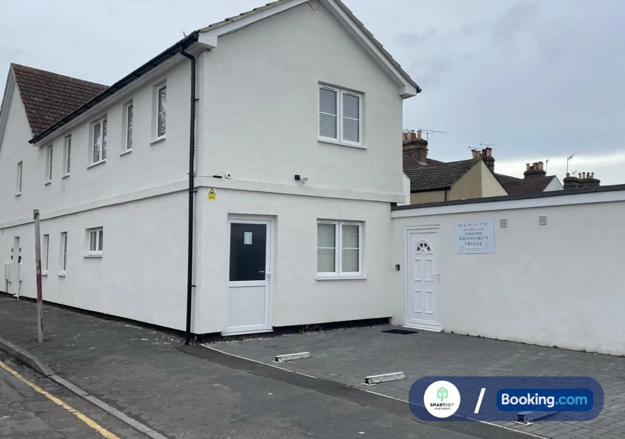 Property building in Modern 1 bedroom flat with free parking