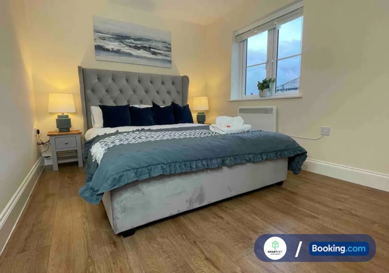 Bed in Modern 1 bedroom flat with free parking