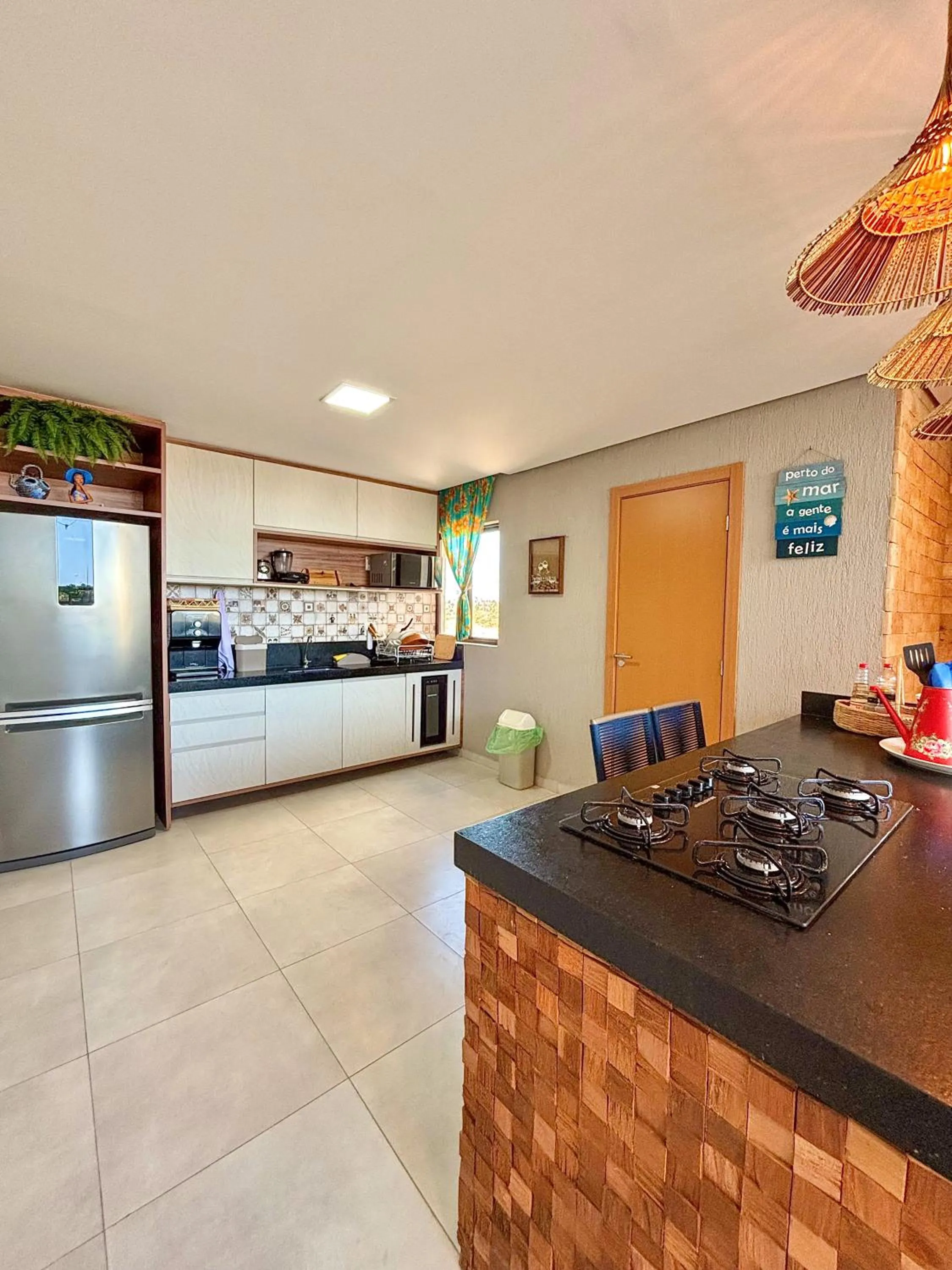 Kitchen or kitchenette in Temporada Areia e Mar Triplex com piscina privativa e área gourmet a 250m da Praia do Patacho
