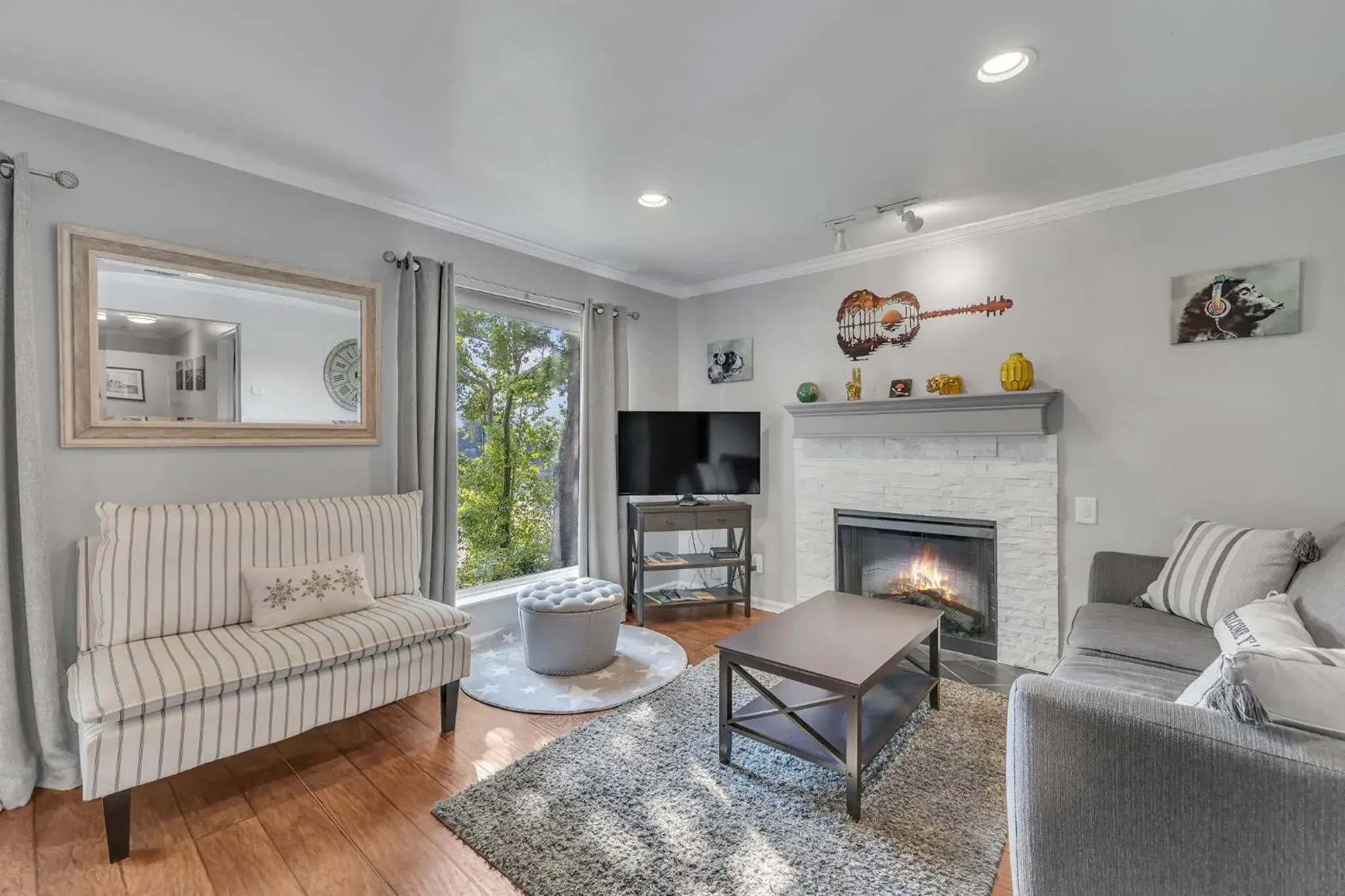 Nash Star Private Condo - 2bed, 2bath, Sleep 6, 25 Min Walk To Broadway And All Nashville Attractions, Pool, Gym Nash Star Private Condo - 2bed, 2bath, Sleep 6, 25 Min Walk To Broadway And All Nashville Attractions, Pool, Gym