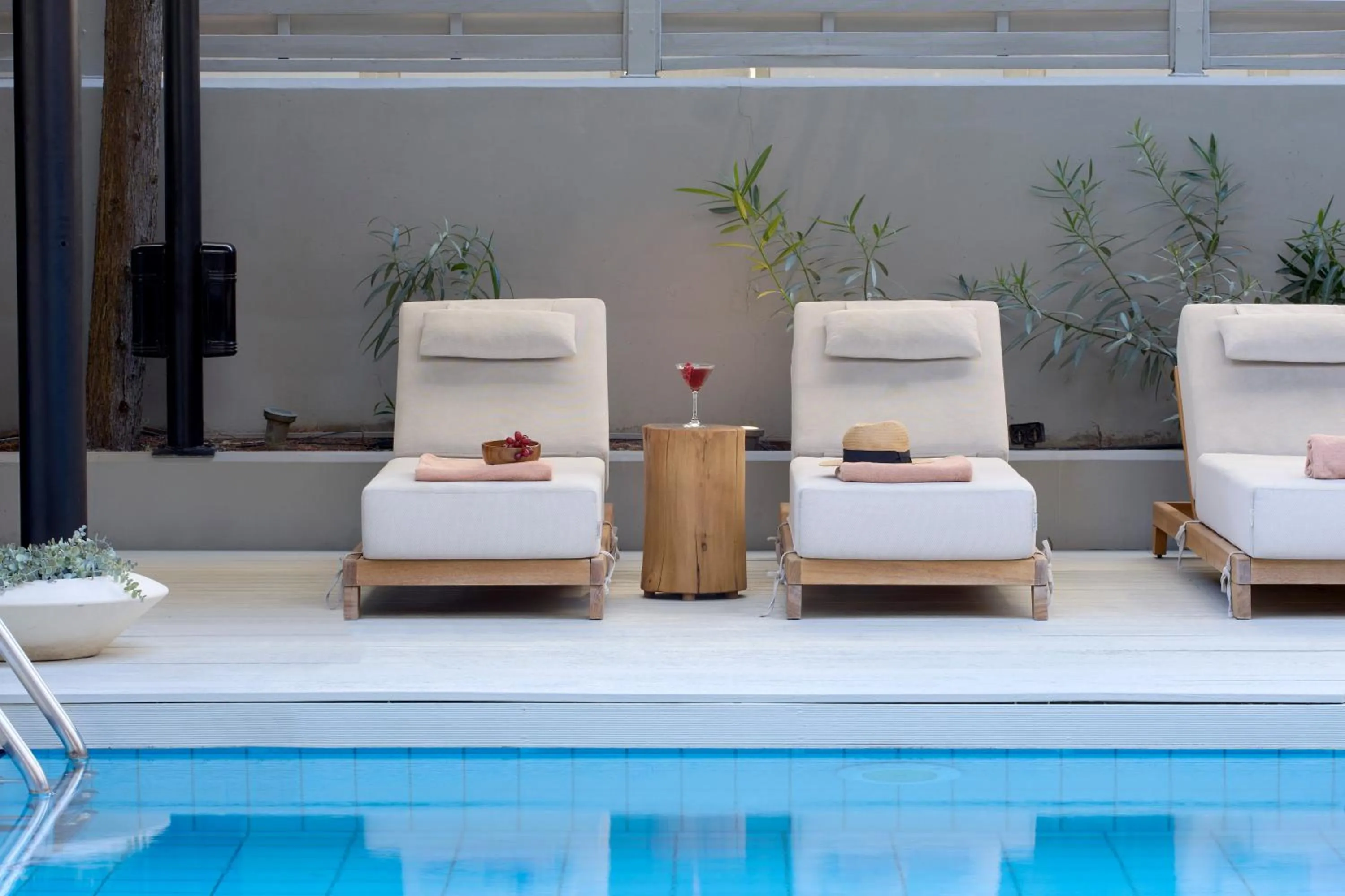 Pool view in Zeus Thessaloniki Lazart