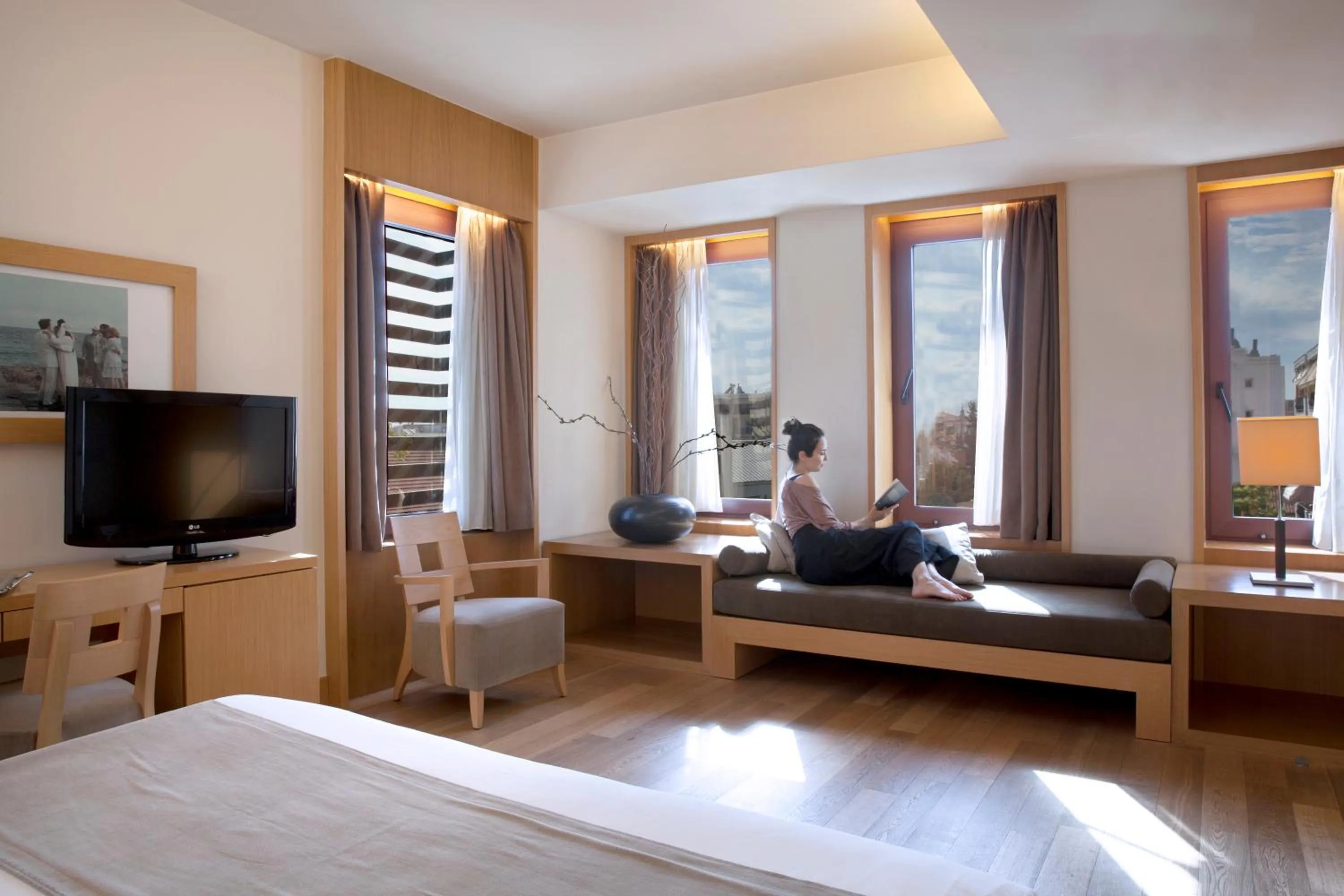 Communal lounge/ TV room, Bed in Zeus Thessaloniki Lazart