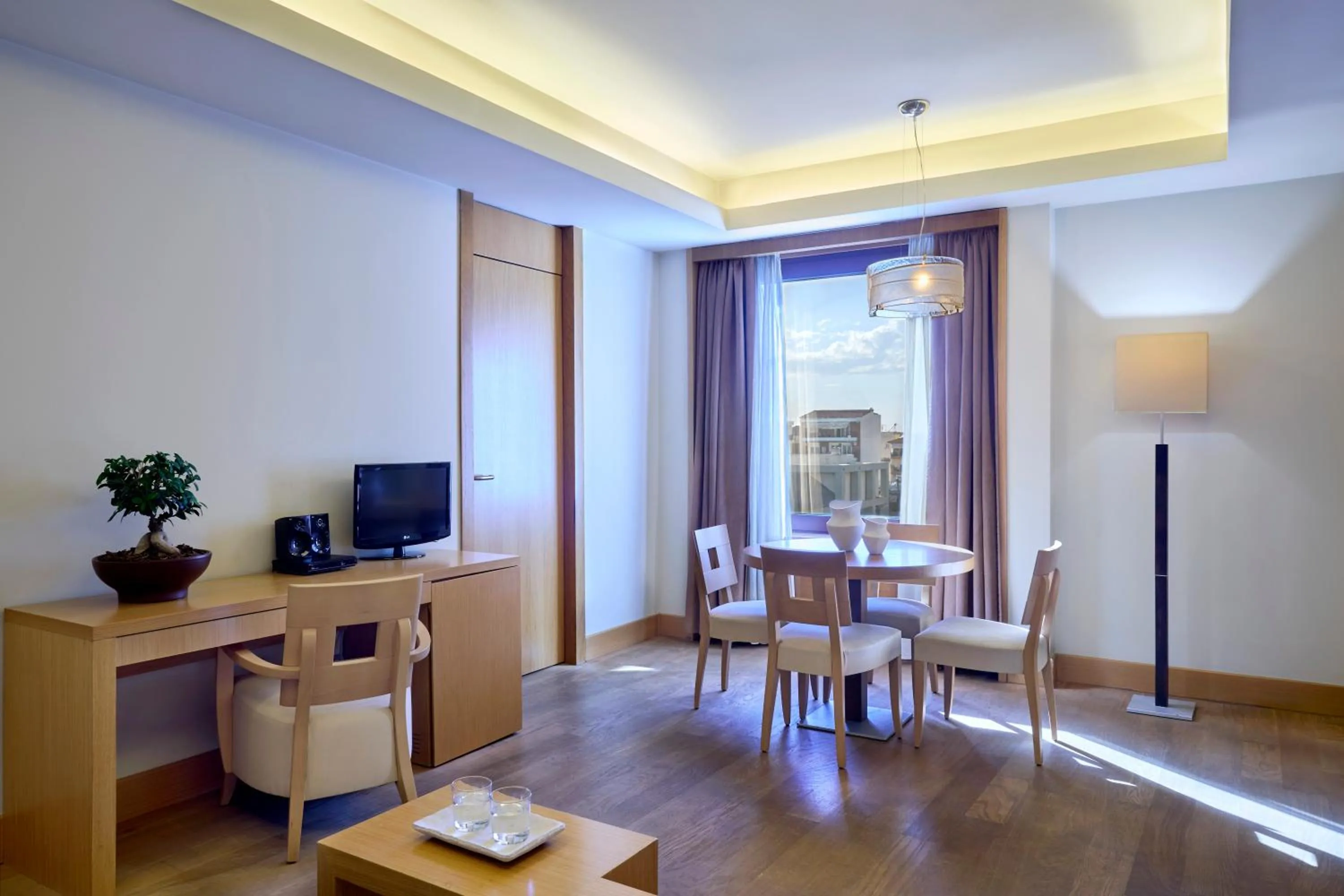 Coffee/tea facilities in Zeus Thessaloniki Lazart