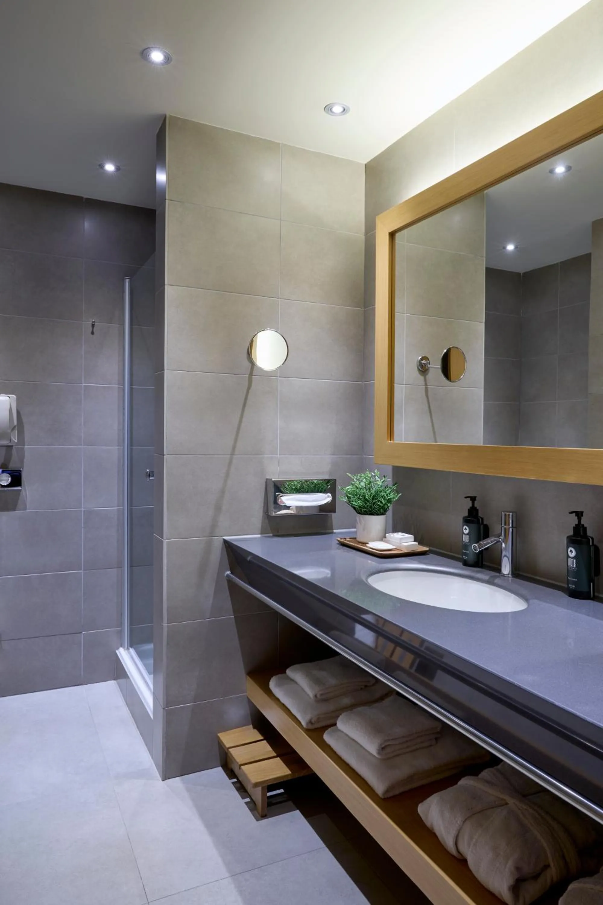 Shower in Zeus Thessaloniki Lazart