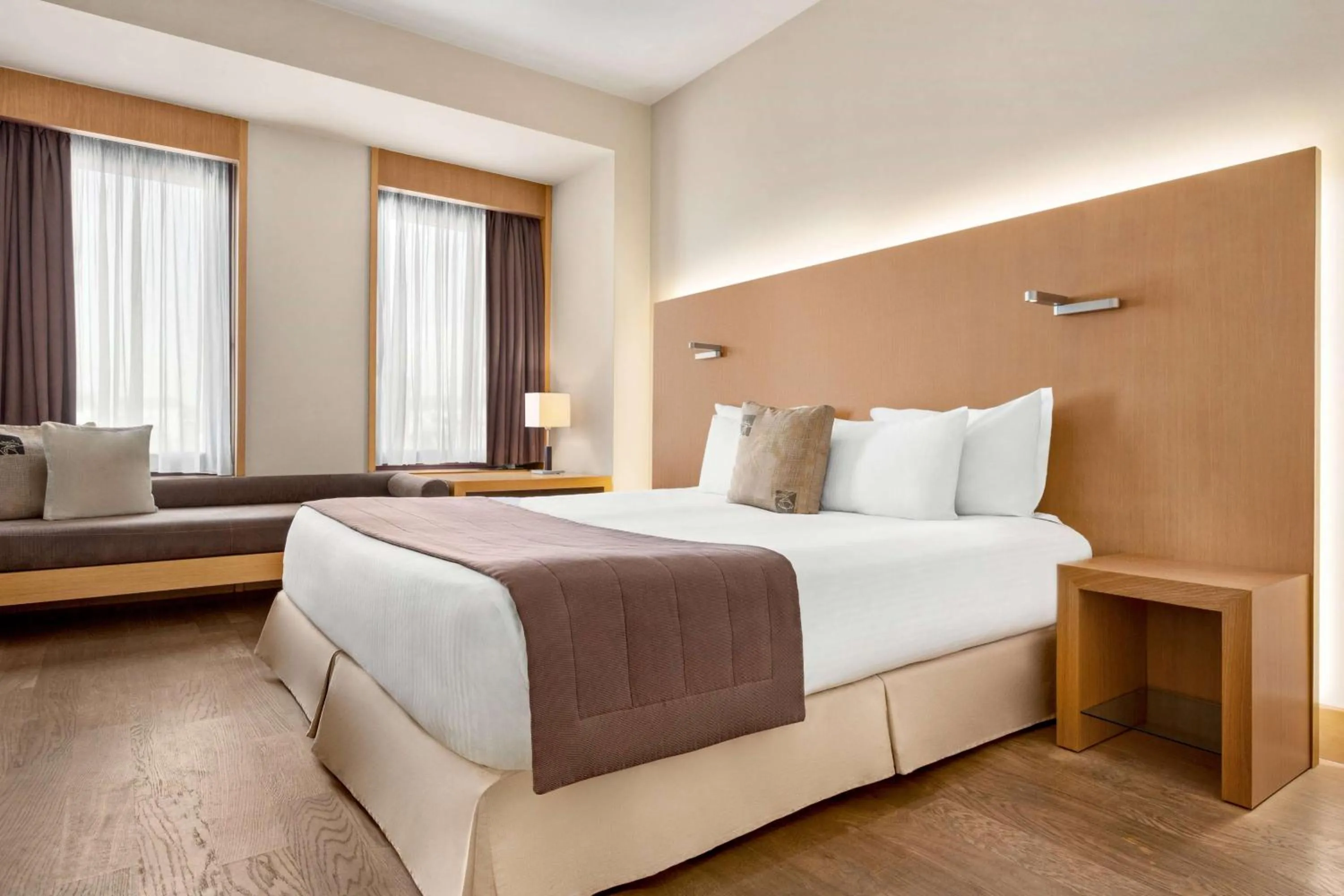 Photo of the whole room, Bed in Zeus Thessaloniki Lazart