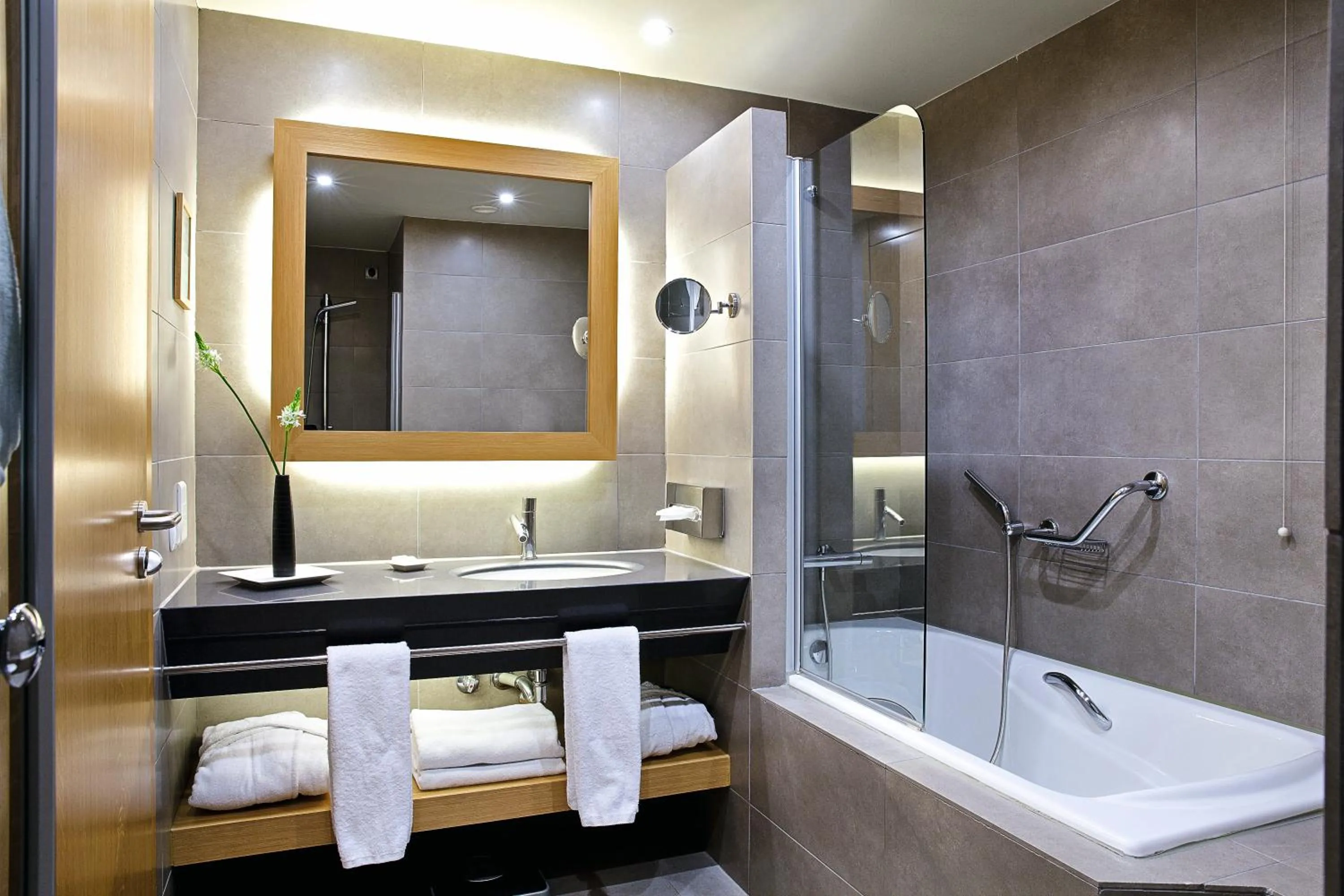 Bathroom in Zeus Thessaloniki Lazart