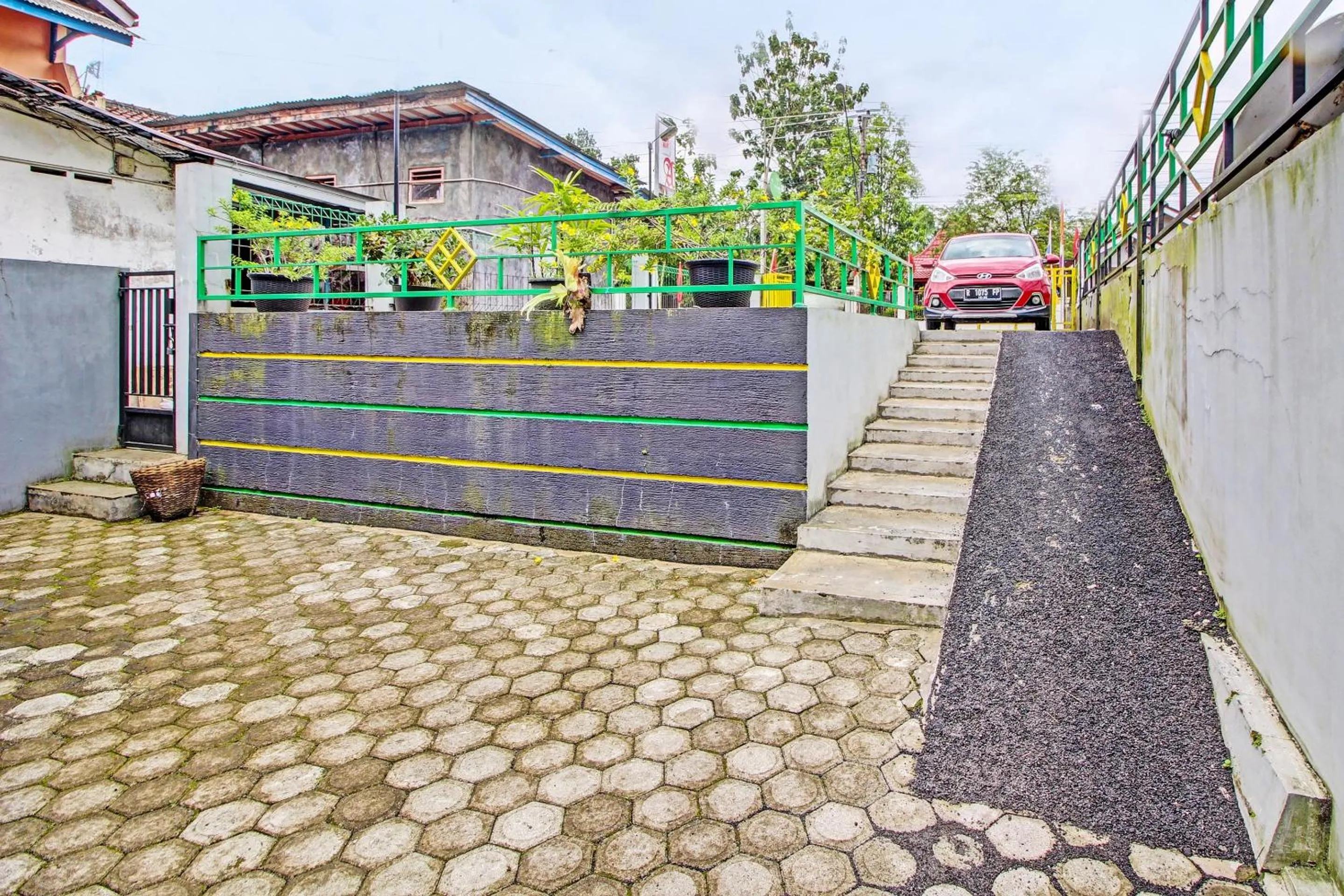 Facade/entrance in Capital O 92250 Hall & Guesthouse Kowapi Syariah