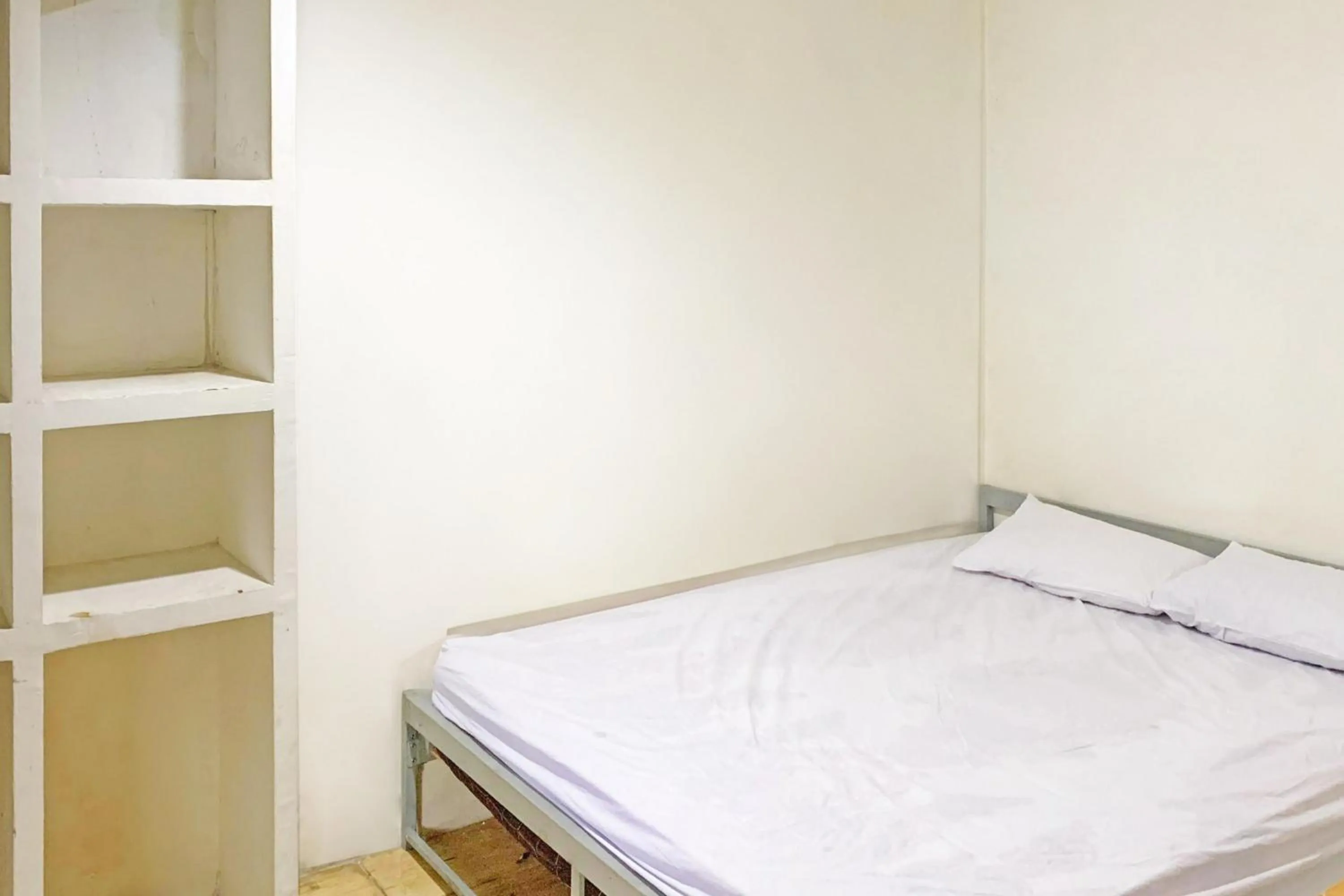 Bedroom, Bed in Backpacker Homestay Jatisampurna Redpartner