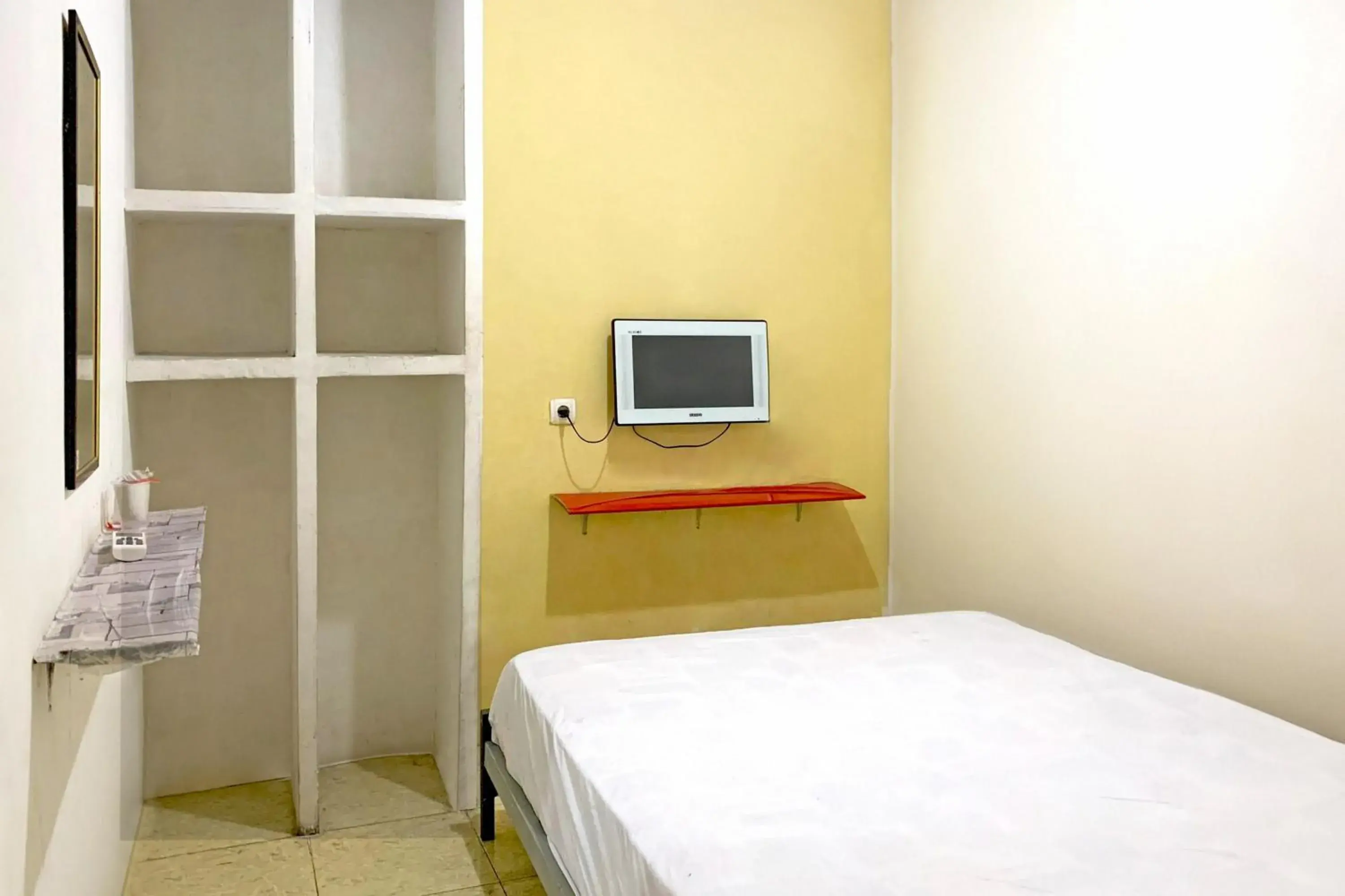 Standard Double Room in Backpacker Homestay Jatisampurna Redpartner Standard Double Room in Backpacker Homestay Jatisampurna Redpartner