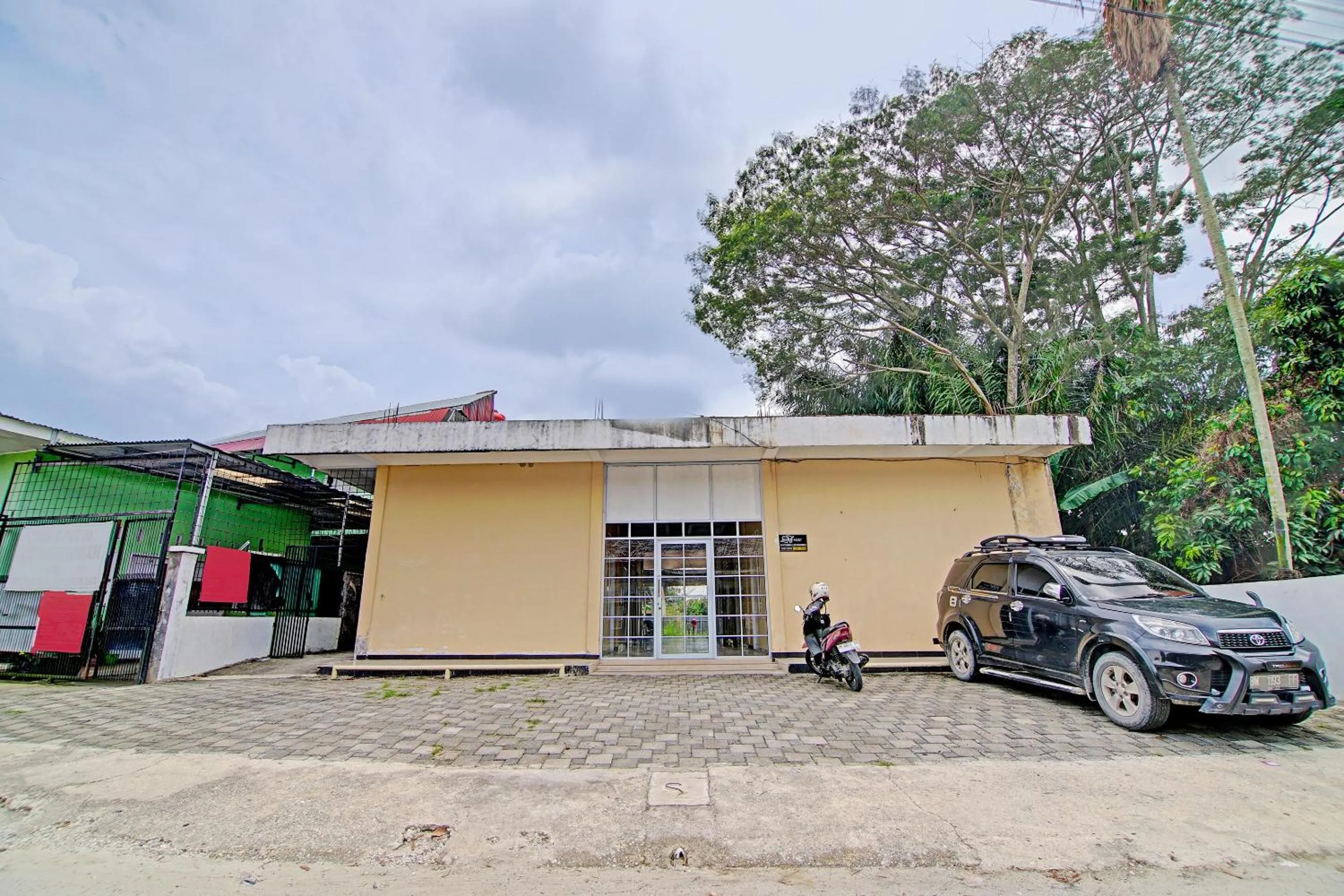 Facade/entrance in Hotel O Lucky Guesthouse