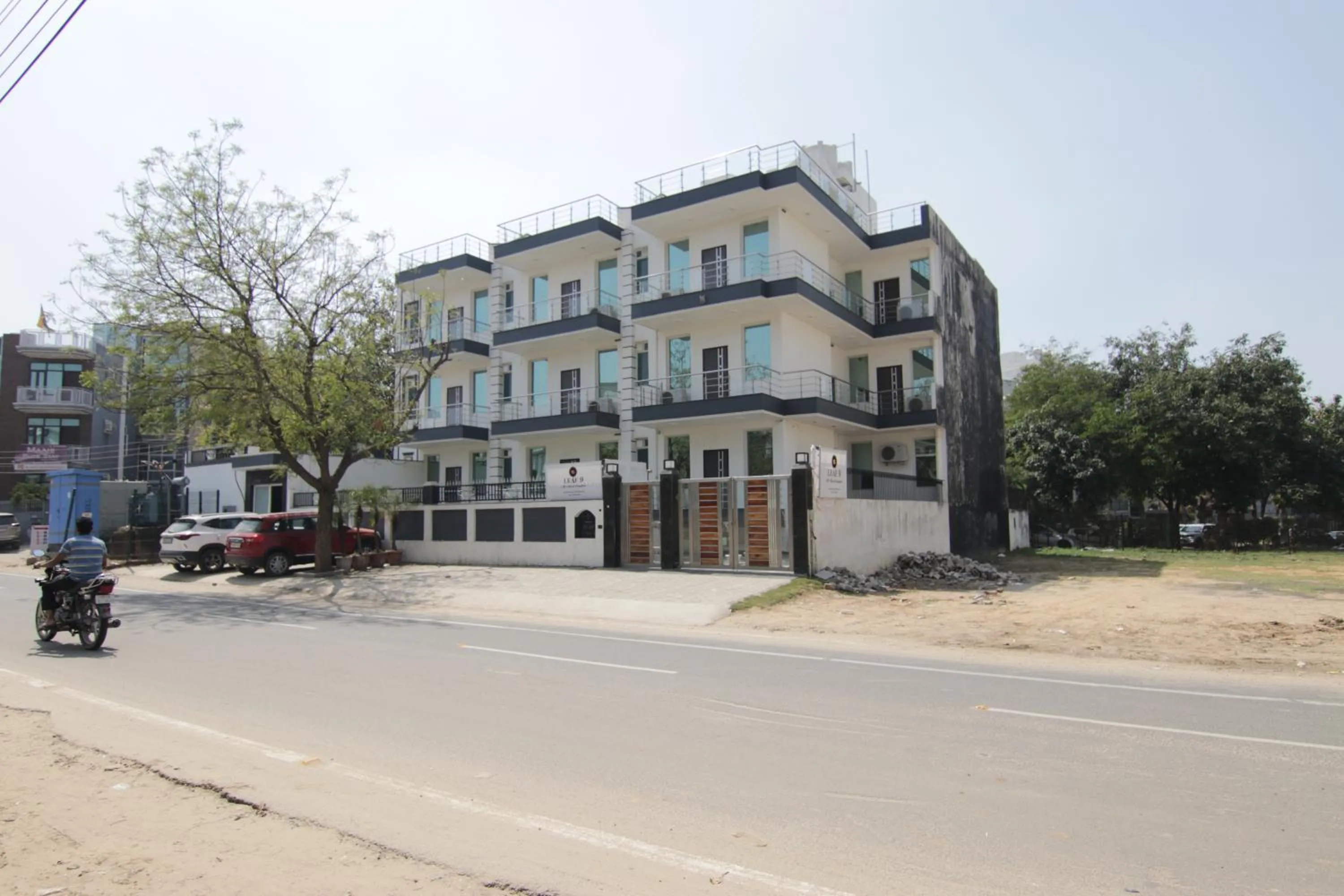 Property building in Hotel Leaf 9 INN, Cyber City near Ambience Mall