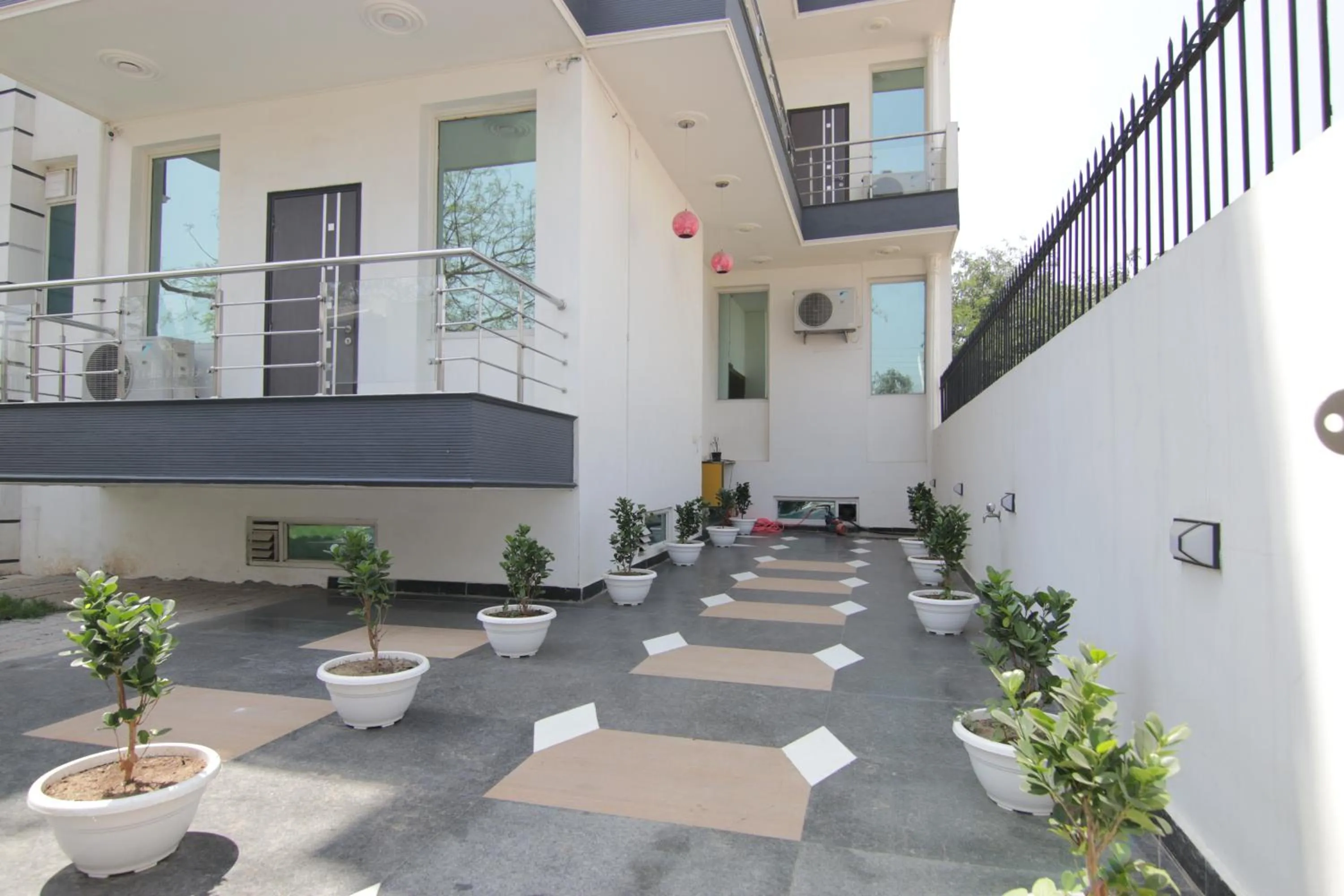 Property building in Hotel Leaf 9 INN, Cyber City near Ambience Mall