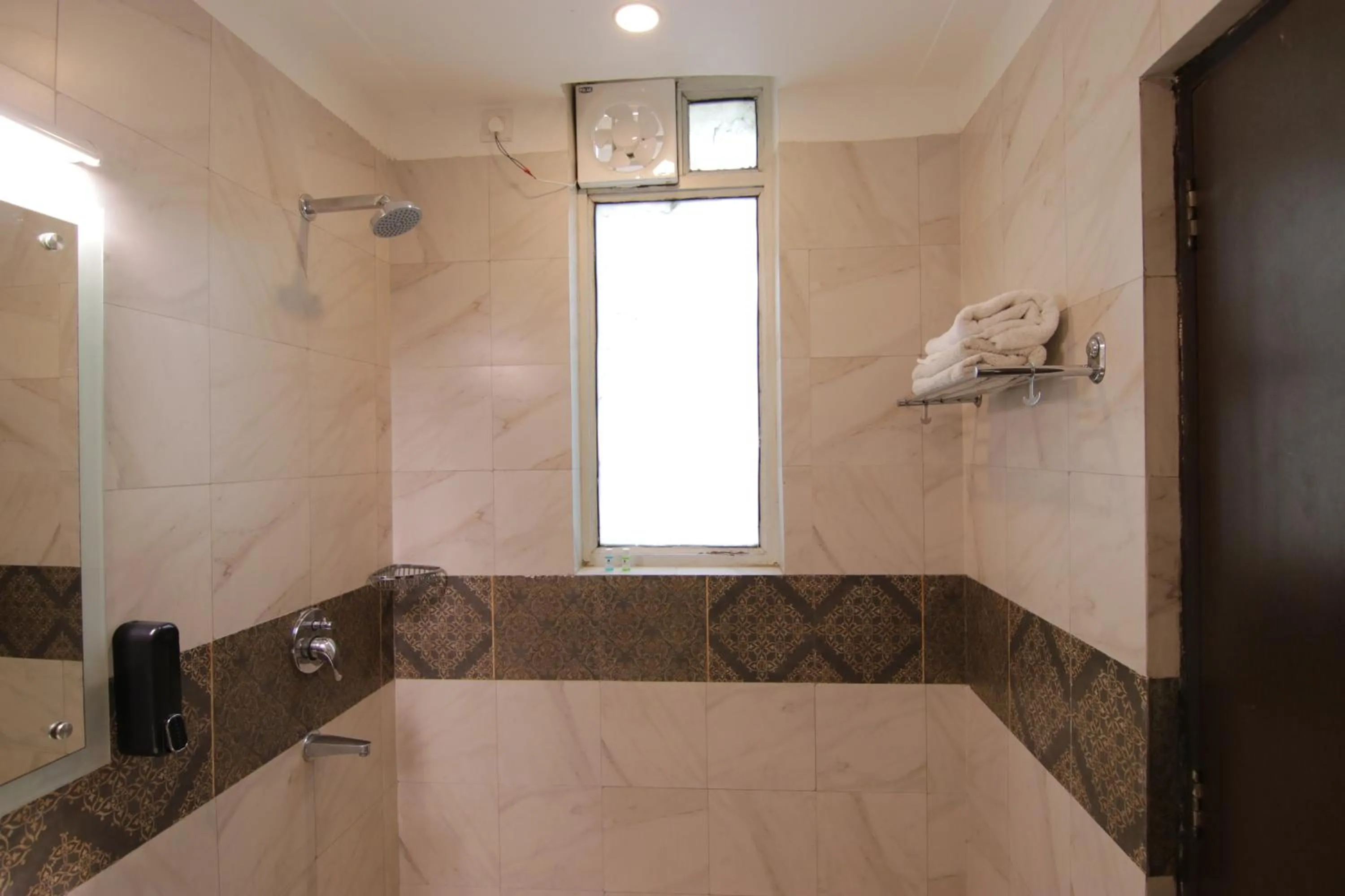 Shower in Hotel Leaf 9 INN, Cyber City near Ambience Mall