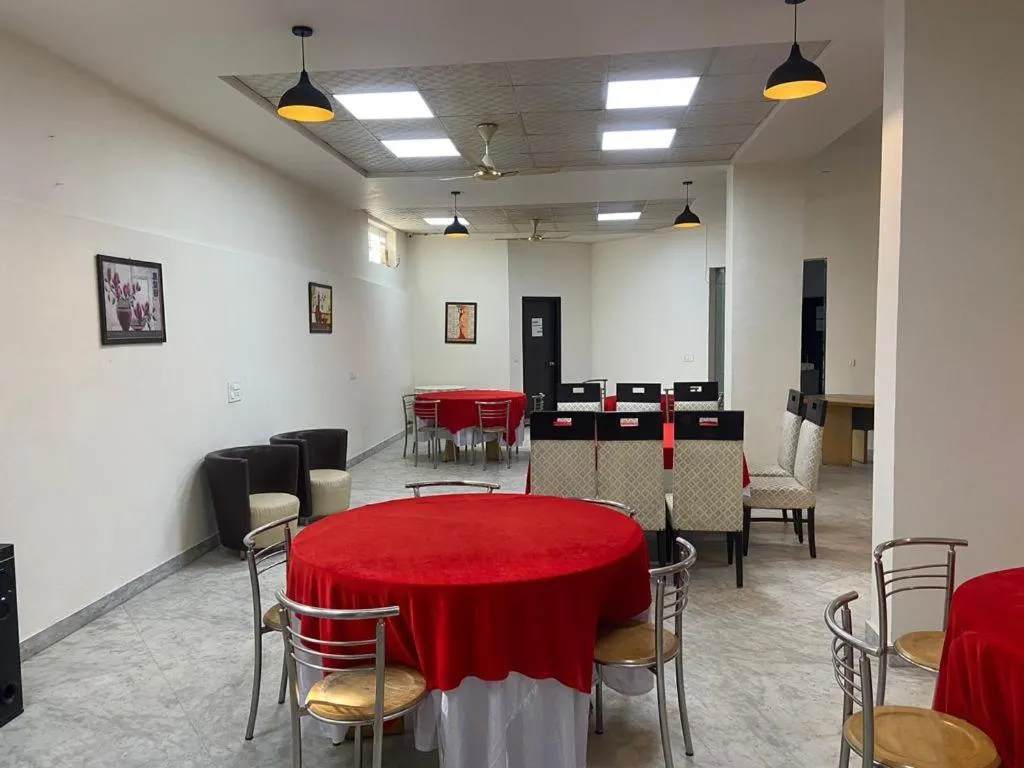 Restaurant/places to eat in Hotel Leaf 9 INN, Cyber City near Ambience Mall