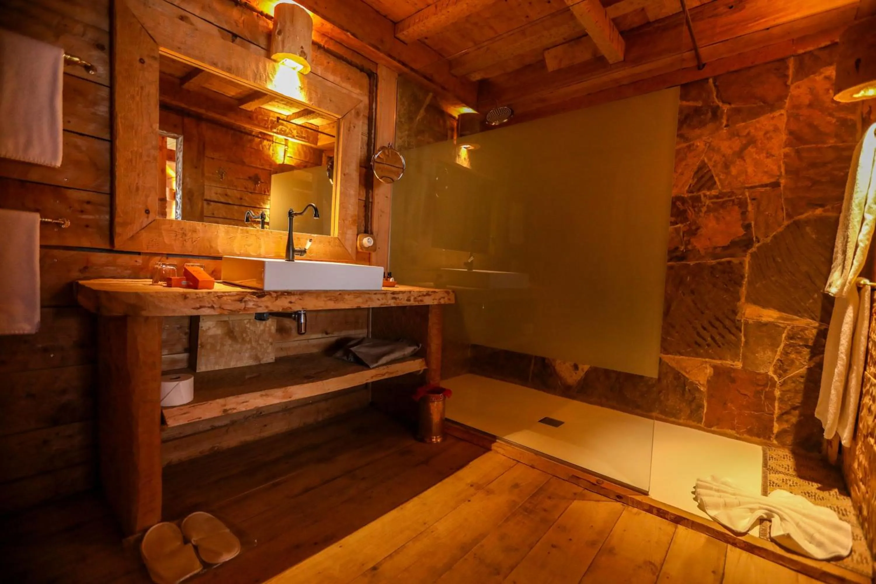 Bathroom, Bed in Hotel Xaluca Spa Aguelmame Sidi Ali