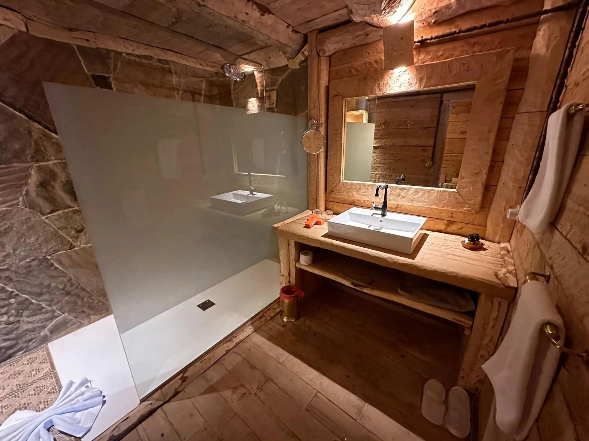 Shower in Hotel Xaluca Spa Aguelmame Sidi Ali