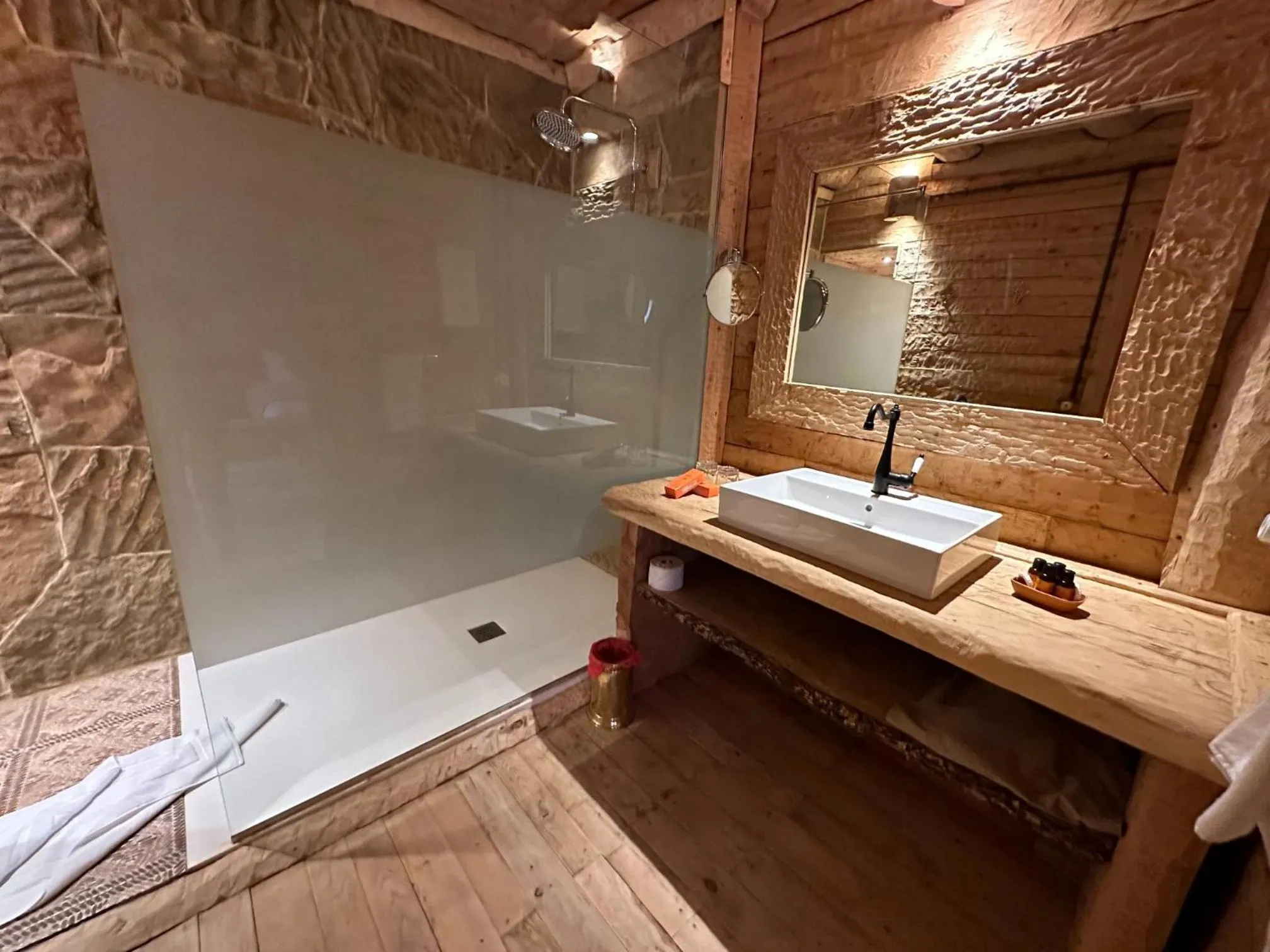 Shower in Hotel Xaluca Spa Aguelmame Sidi Ali