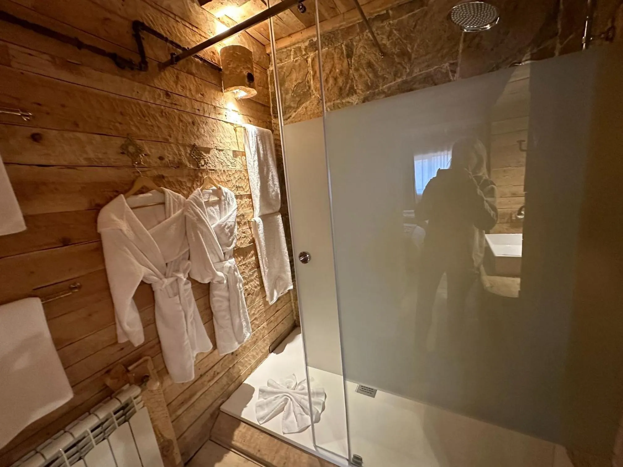 Shower in Hotel Xaluca Spa Aguelmame Sidi Ali