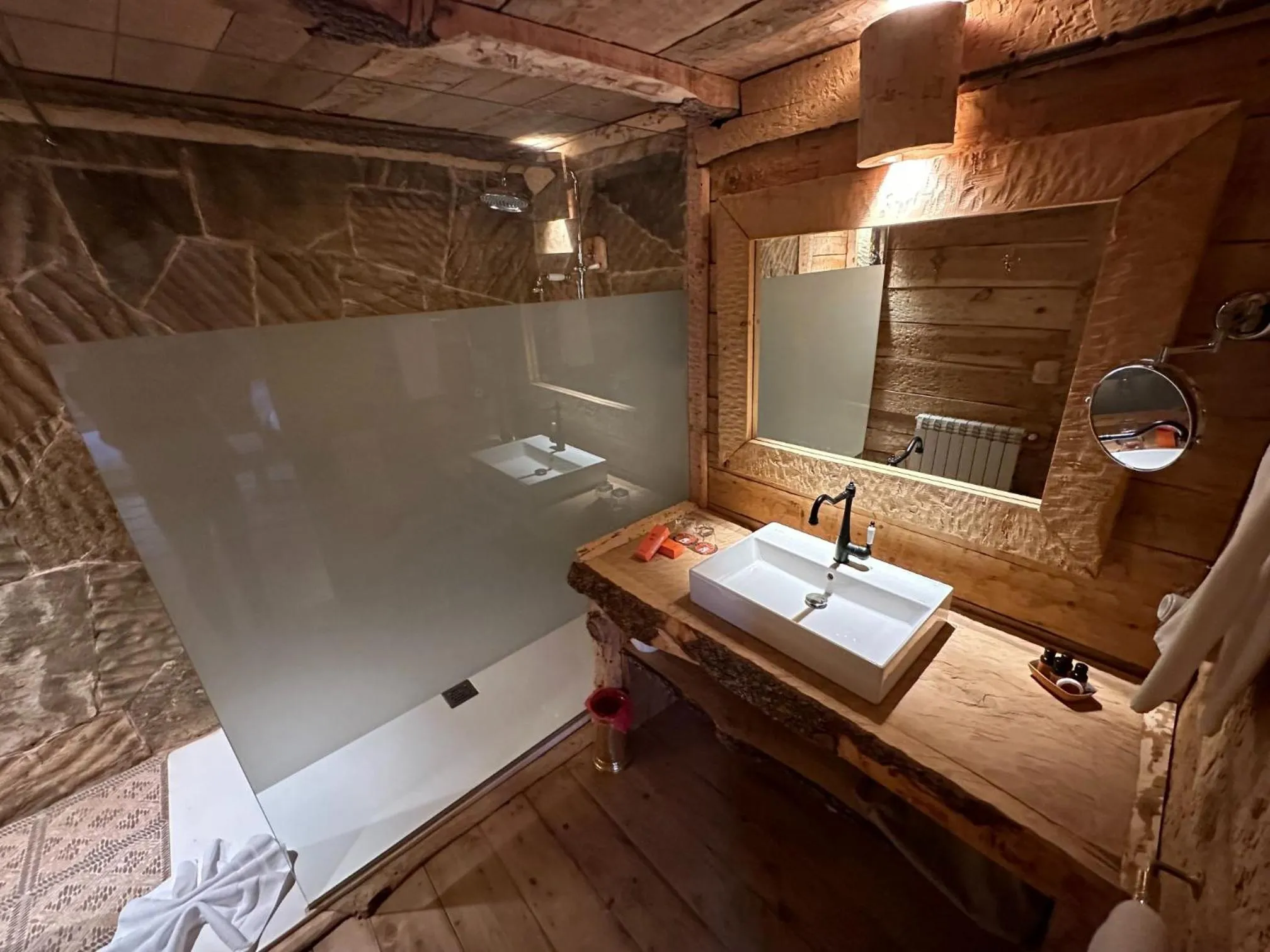 Shower in Hotel Xaluca Spa Aguelmame Sidi Ali