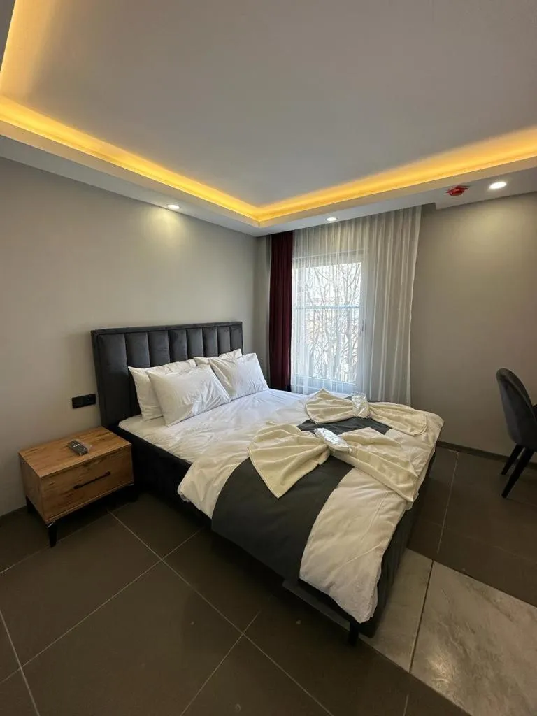 Photo of the whole room in Torch Suit