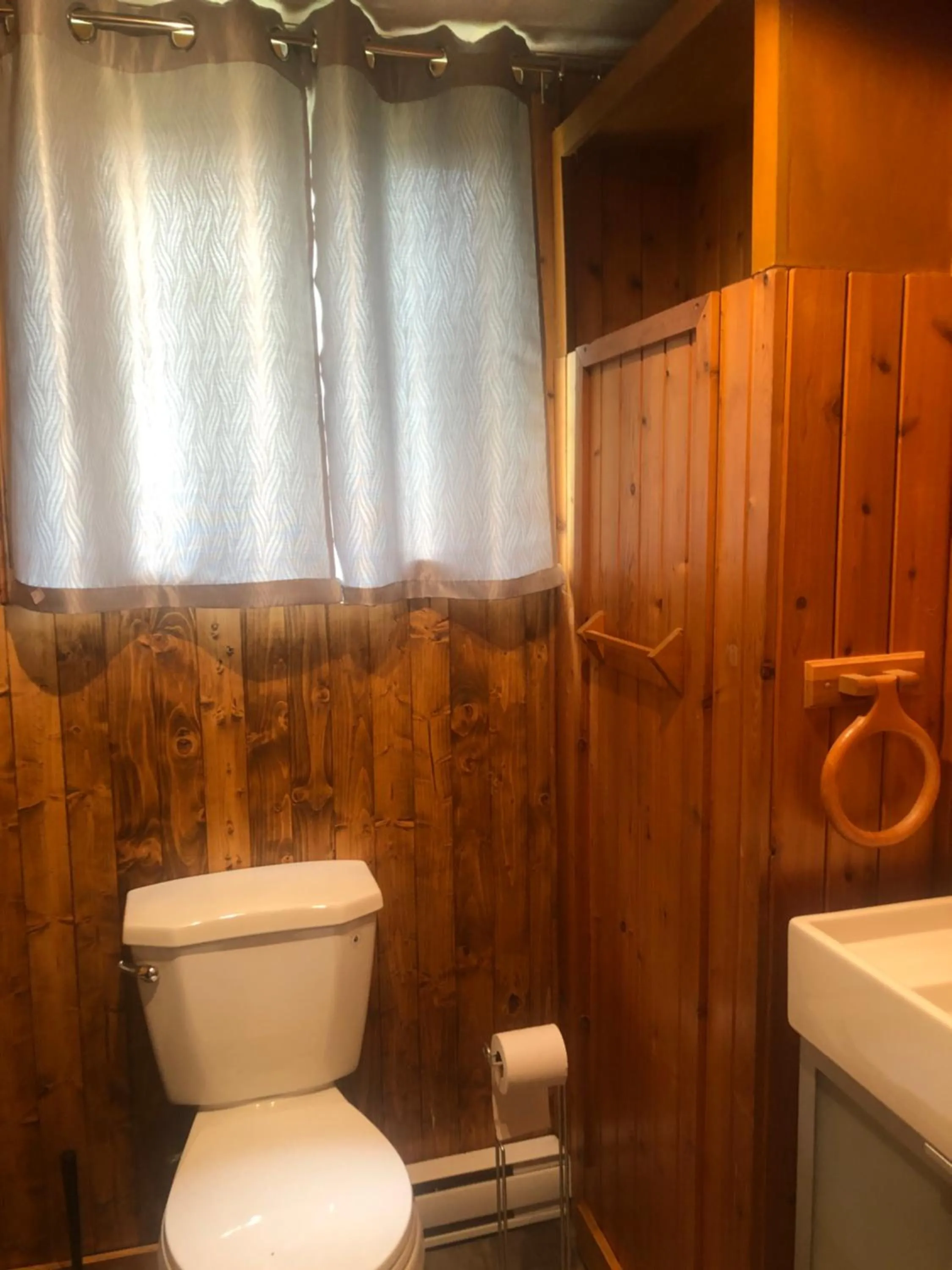 Toilet in Chalets les chanterelles de Forillon