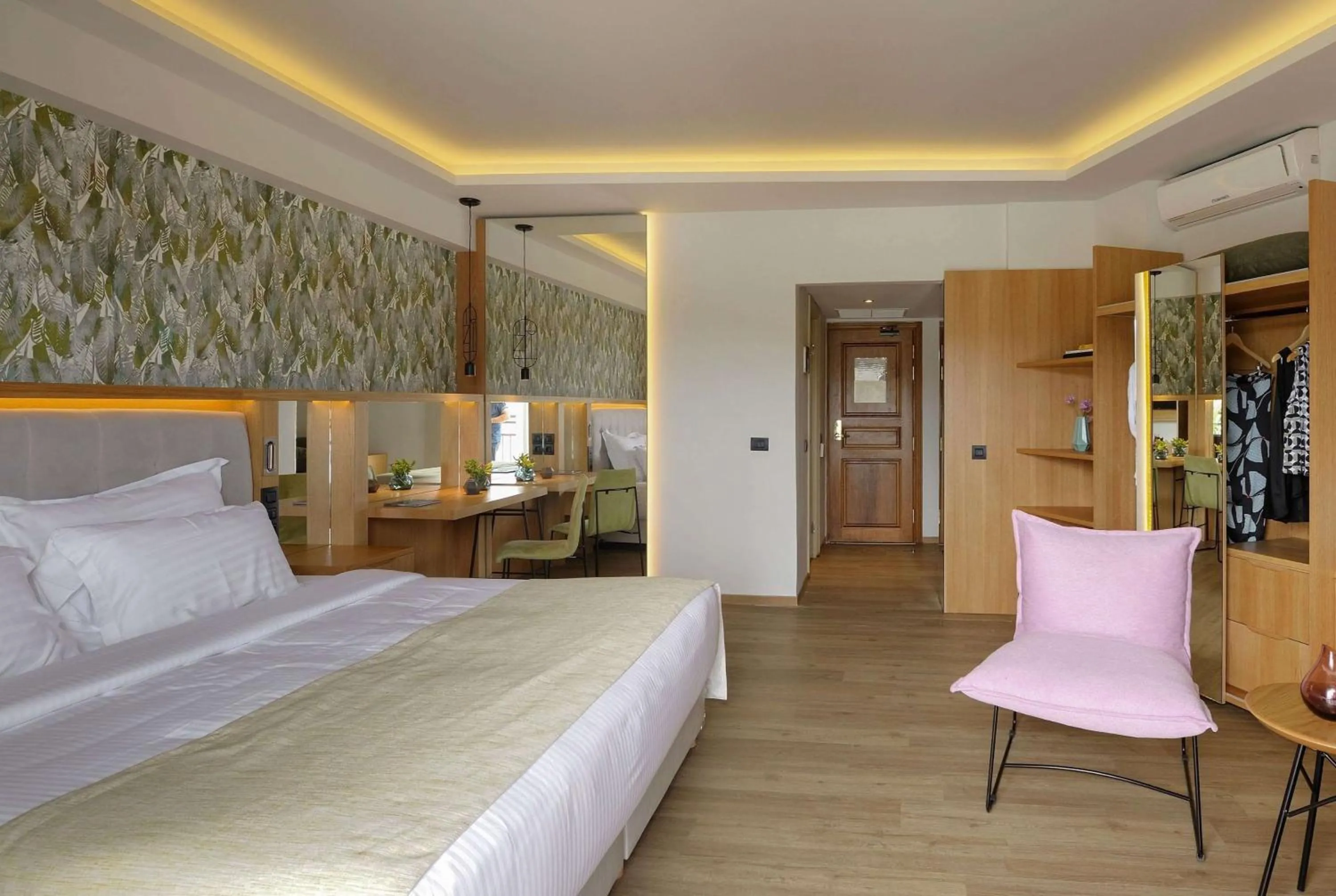 Photo of the whole room, Bed in Zeus Dolce by Wyndham Athens