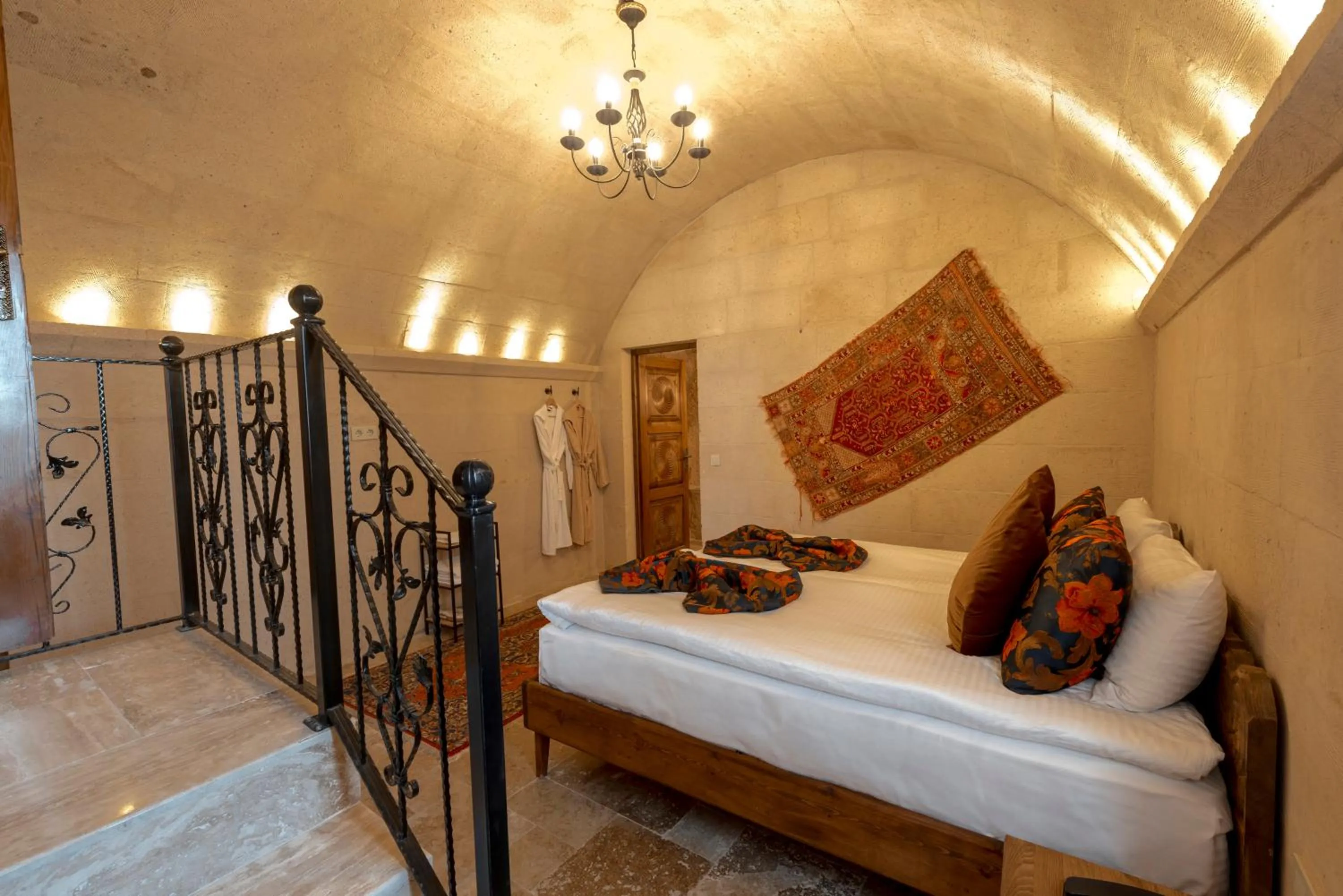 Photo of the whole room, Bed in Harem Suites Cappadocia