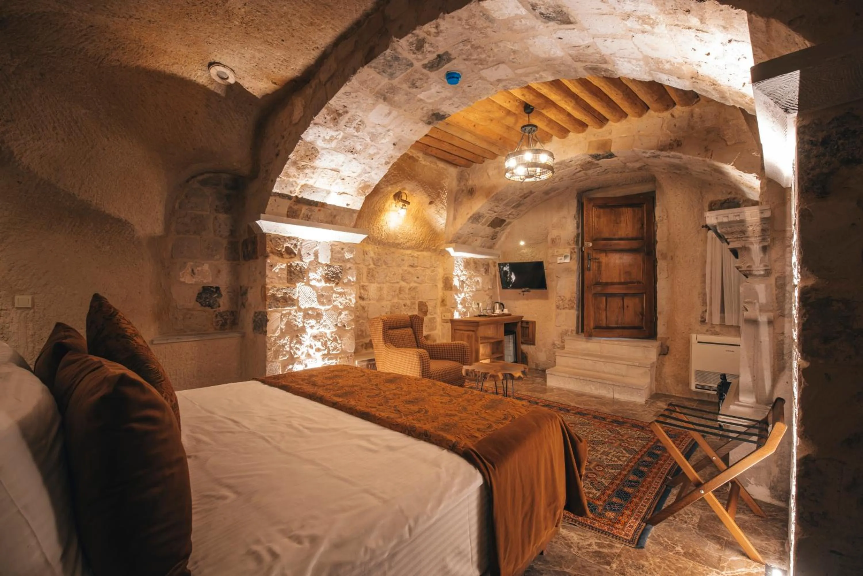 Photo of the whole room, Bed in Harem Suites Cappadocia