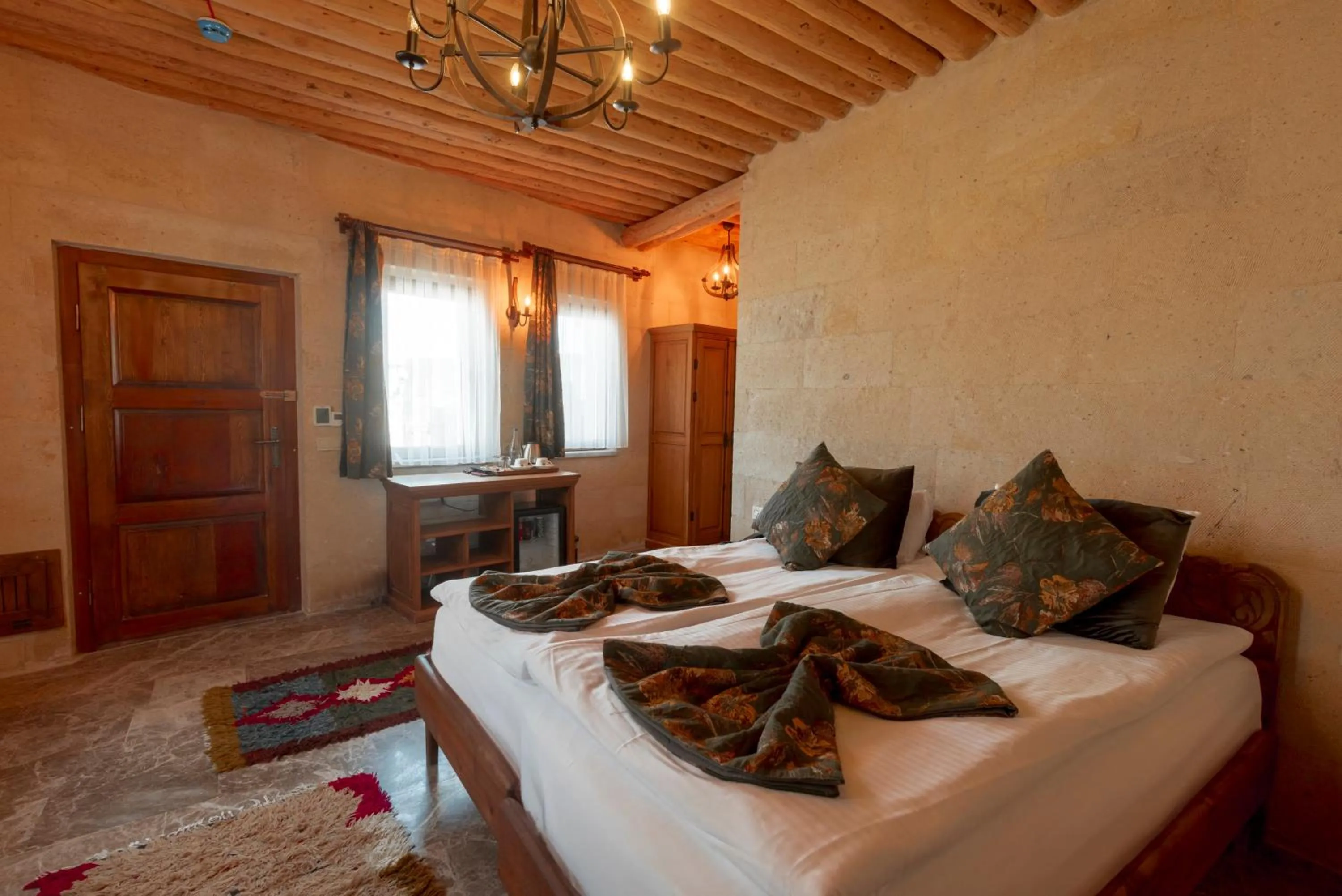 Photo of the whole room, Bed in Harem Suites Cappadocia