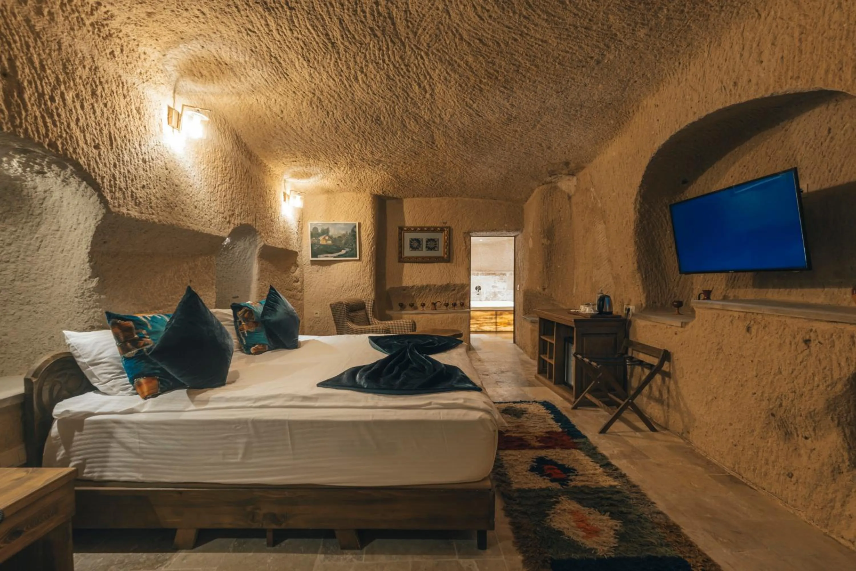 Photo of the whole room, Bed in Harem Suites Cappadocia
