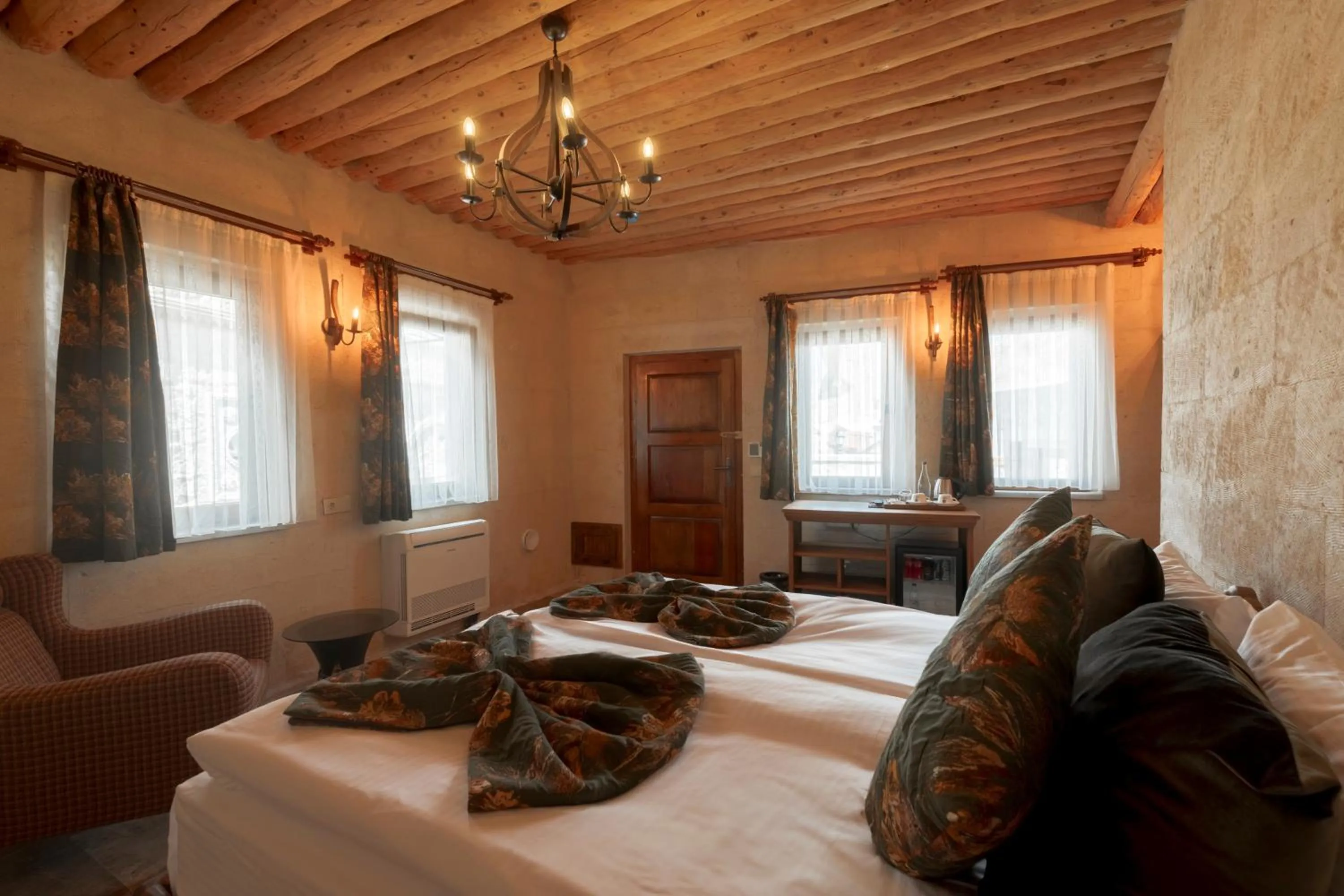 Photo of the whole room, Bed in Harem Suites Cappadocia