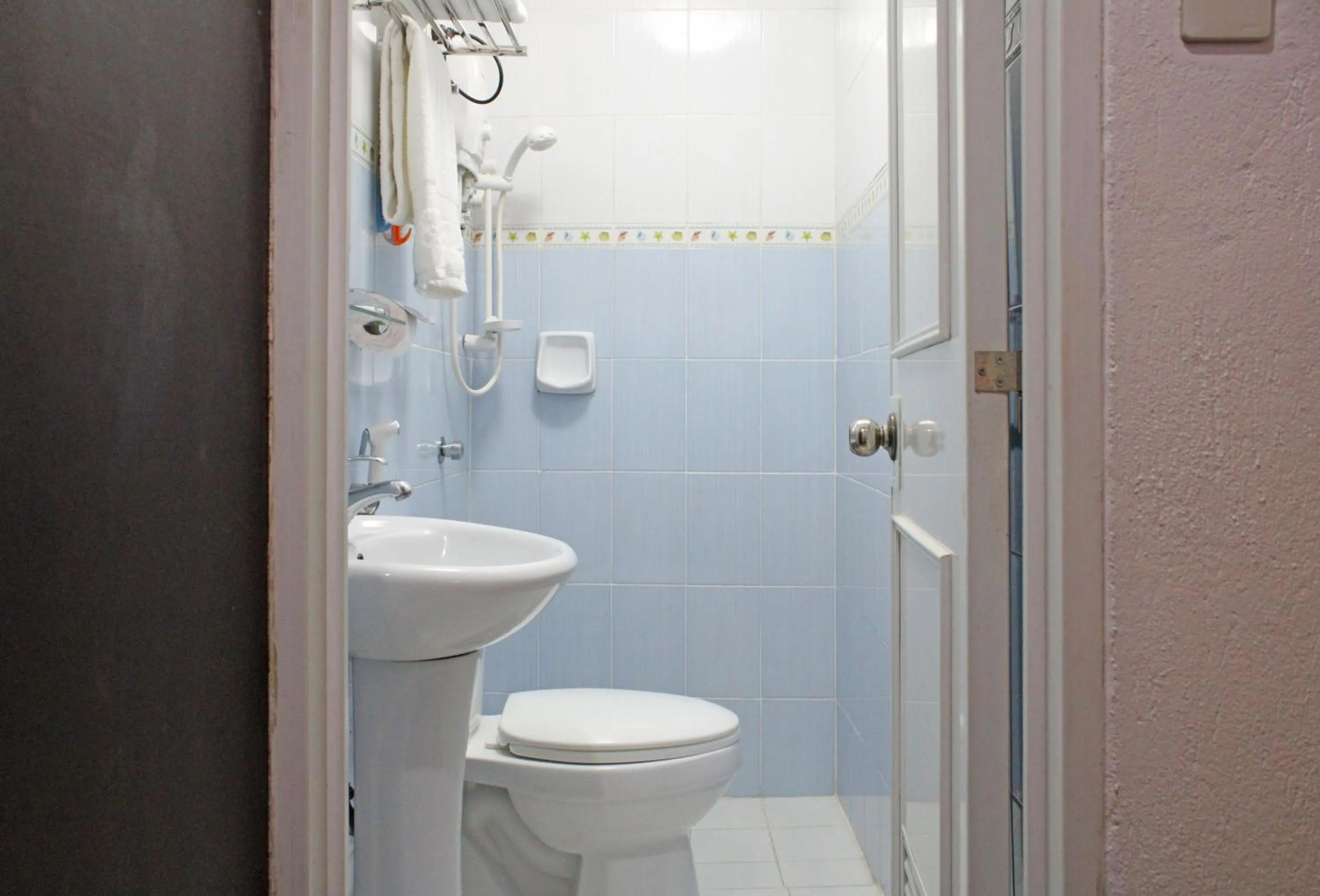 Shower in Balaibinda Lodge