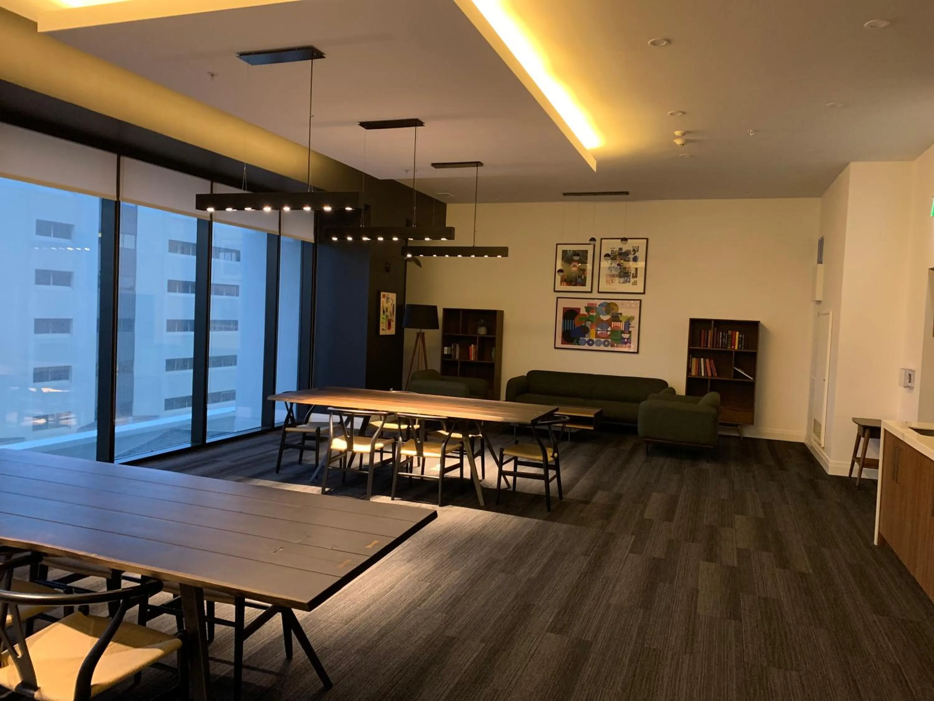 Seating area in Cozy 1BR Condo w/ Insuite LDRY, Gym & Free Parking