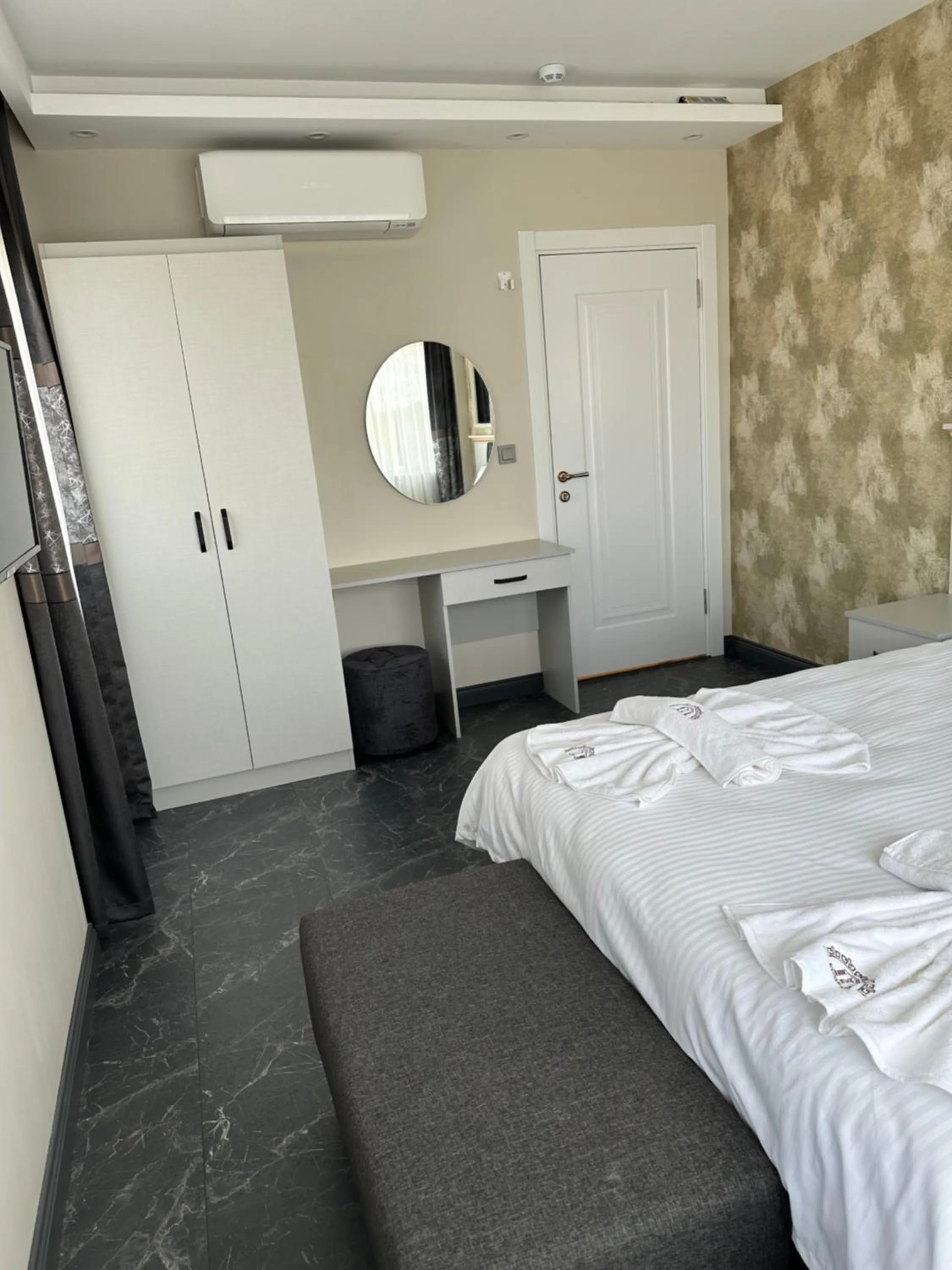 wardrobe, Bed in Mar Boutique Apartment