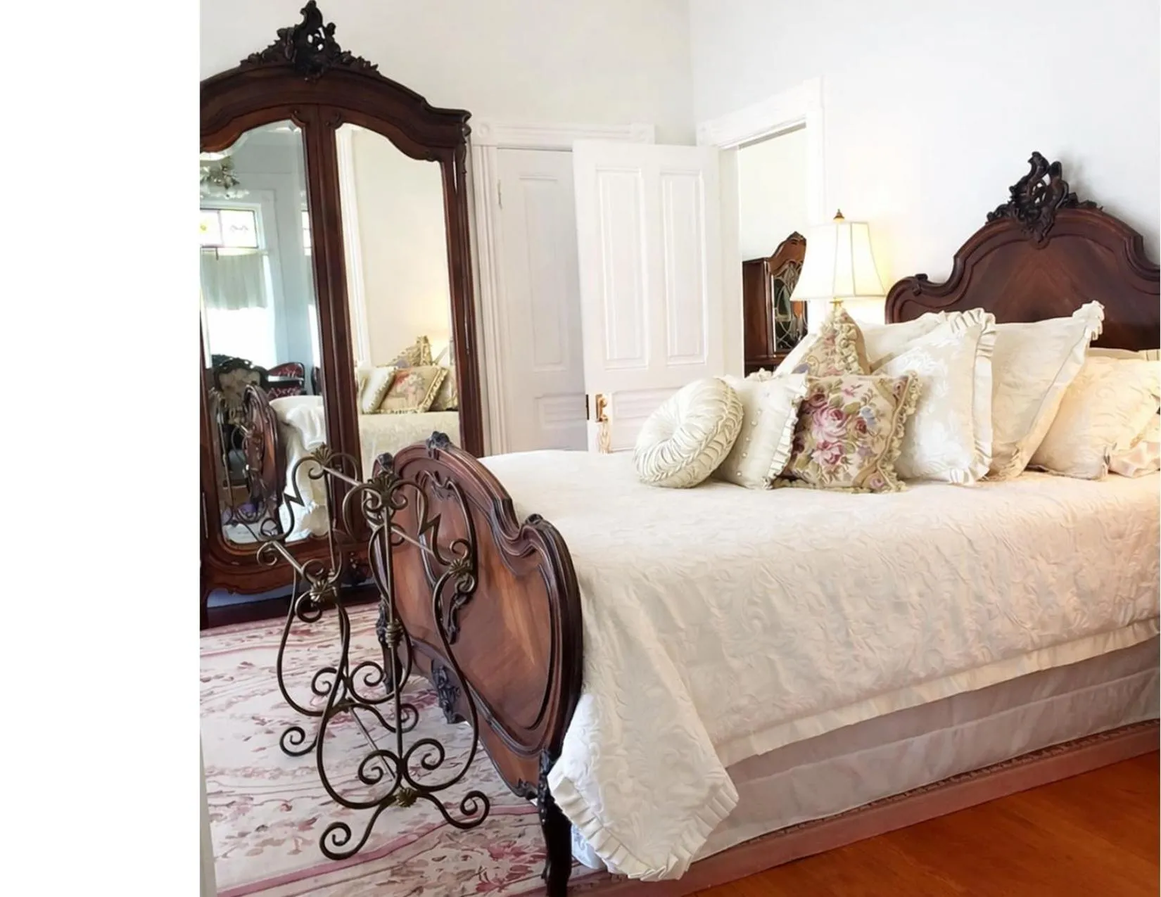 Photo of the whole room, Bed in The Queen On Main