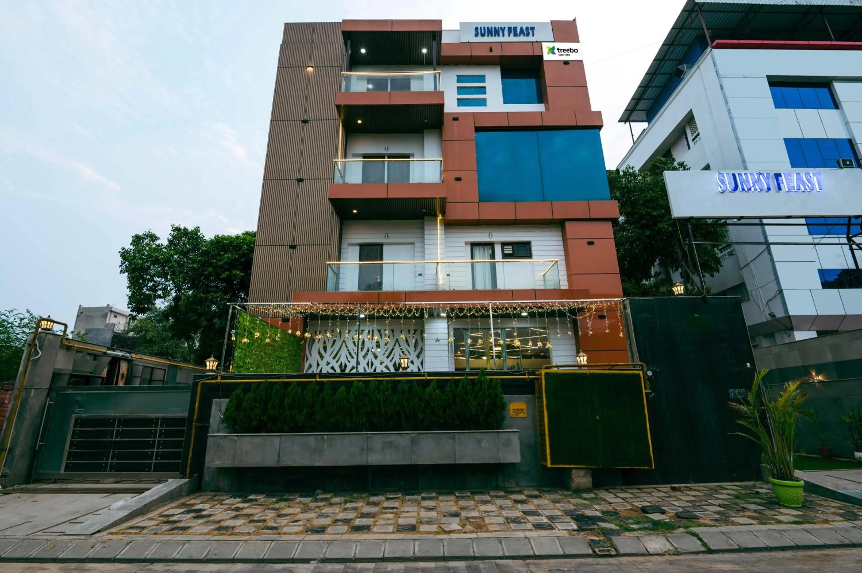 Facade/entrance in Treebo Sunny Feast