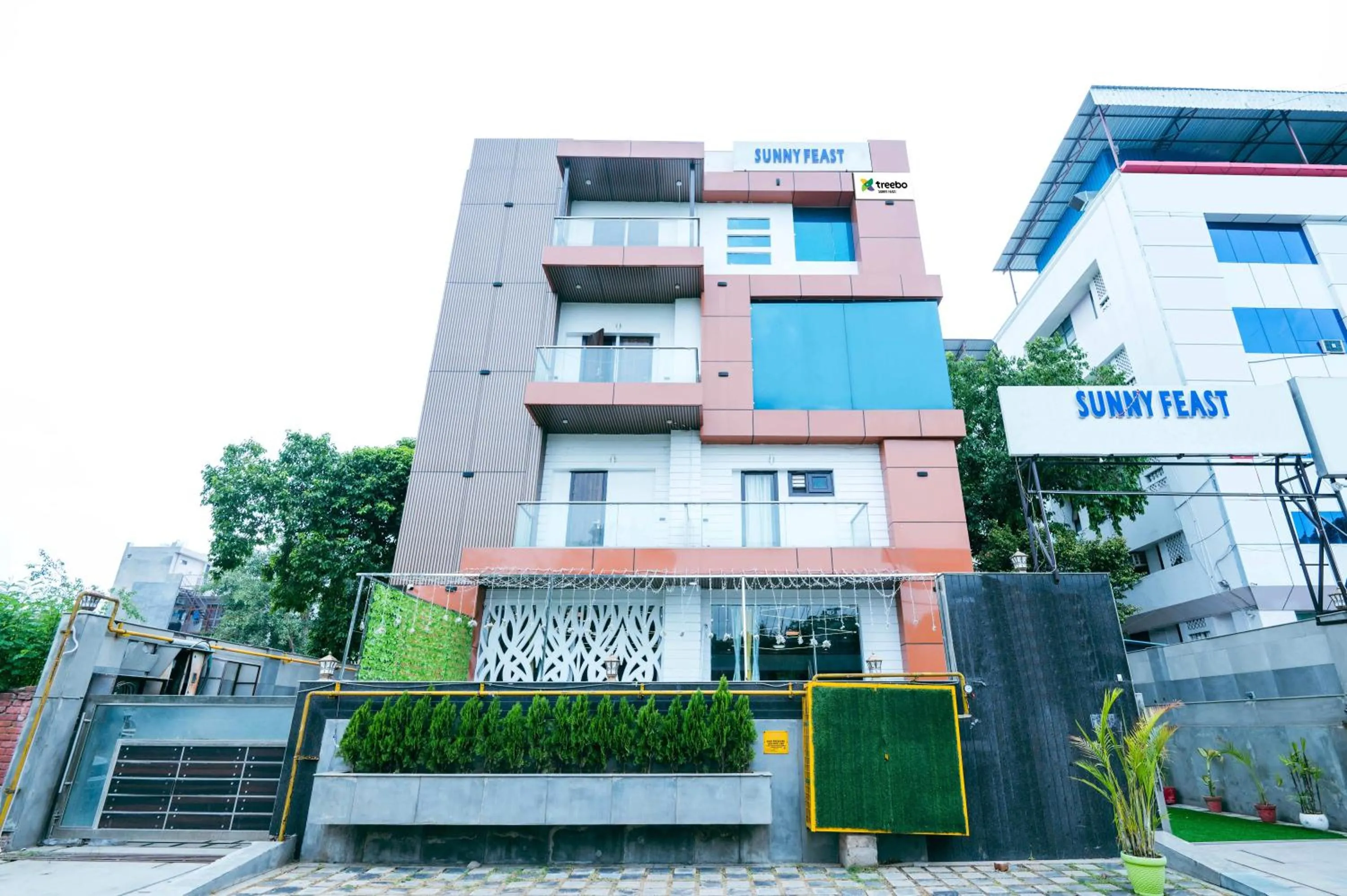 Facade/entrance in Treebo Sunny Feast