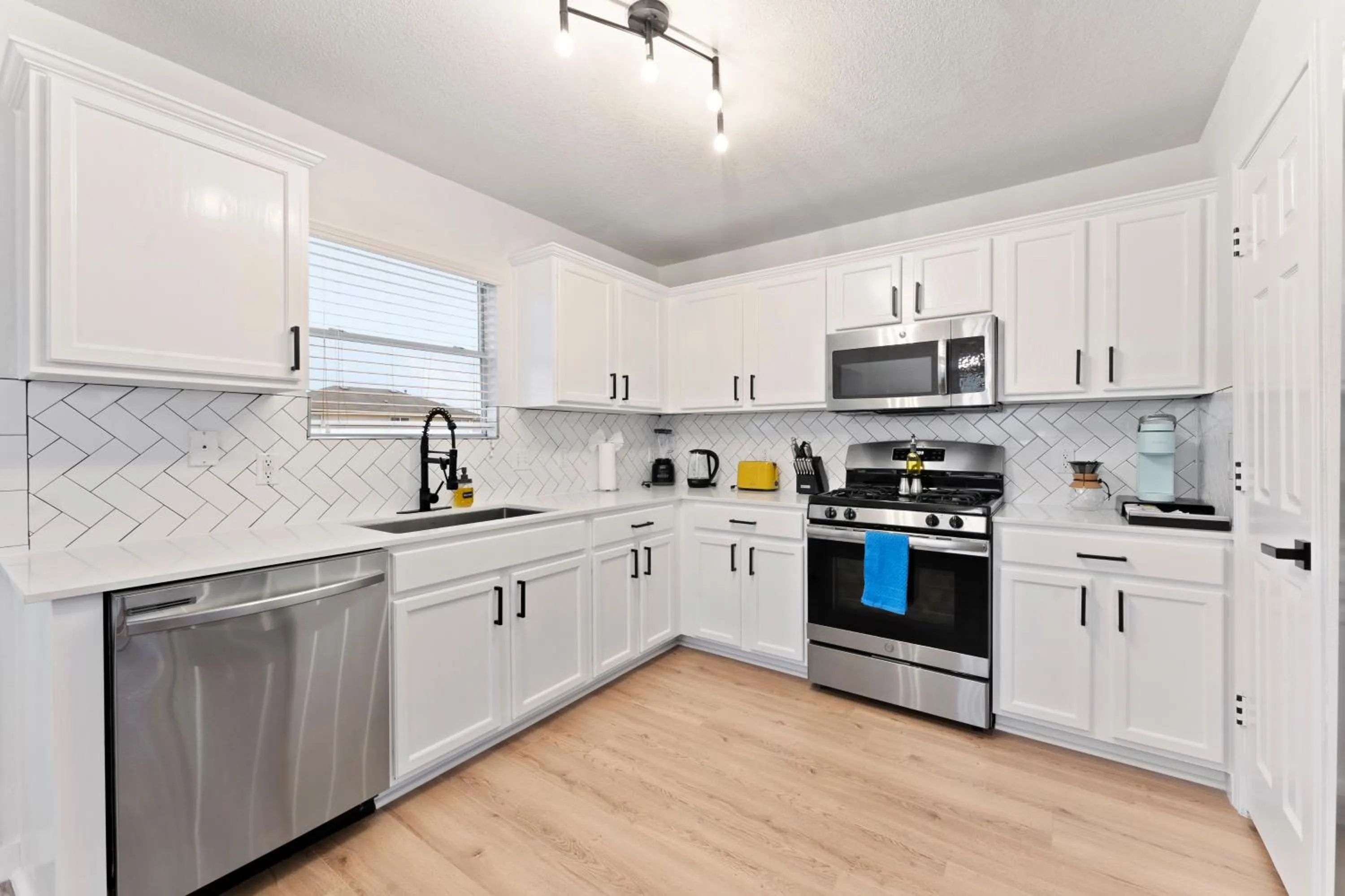 Modern & Homey 3BR Home, Remote Work Friendly, King Beds, Fast WiFi