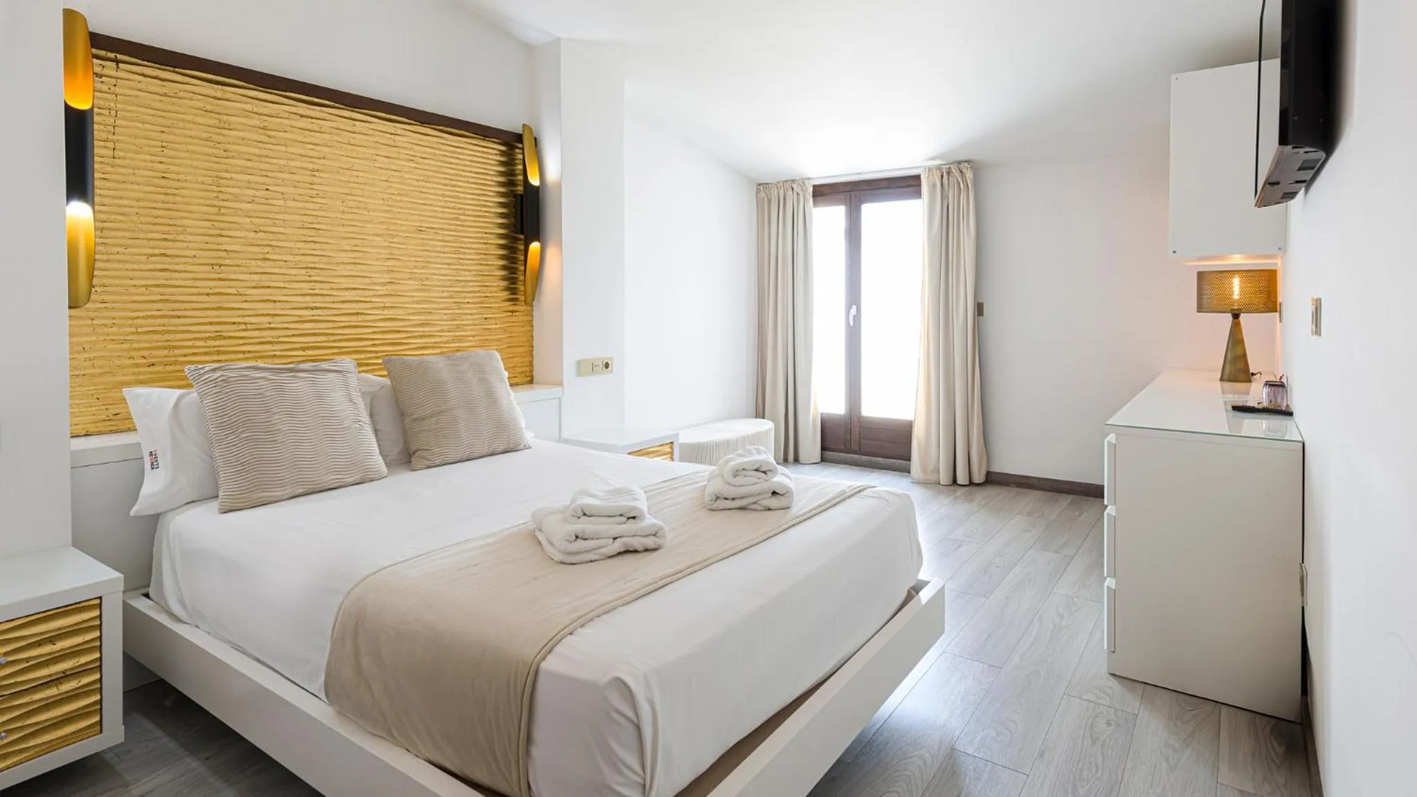 Bed in HOTEL FUENTE REDONDA LUXURY