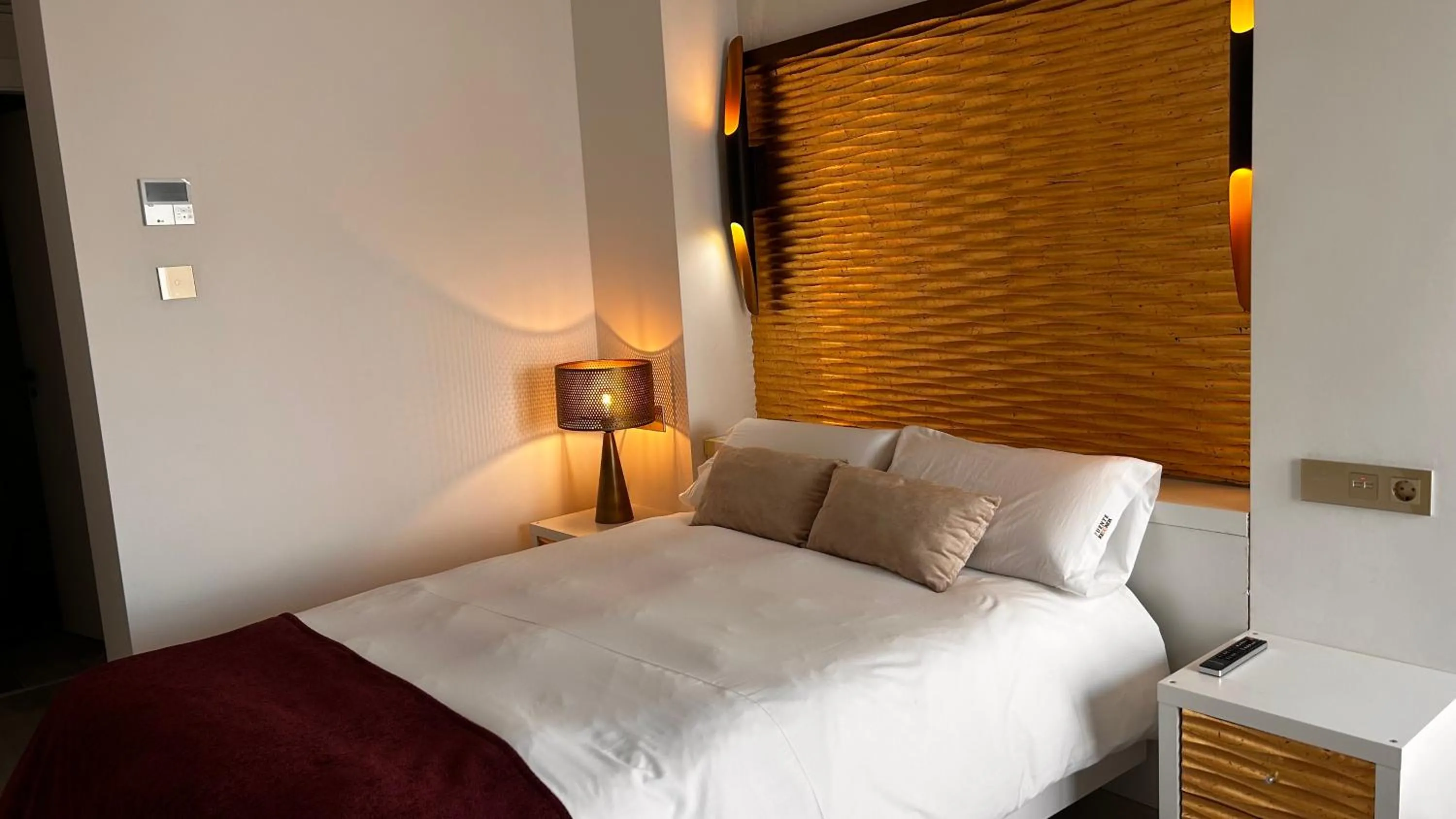 Bed in HOTEL FUENTE REDONDA LUXURY