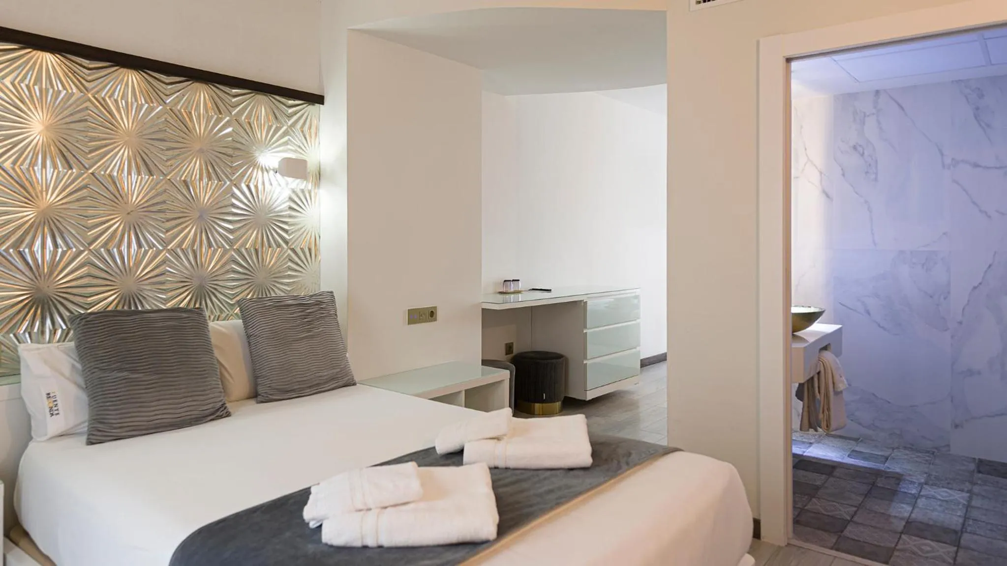 Bed in HOTEL FUENTE REDONDA LUXURY