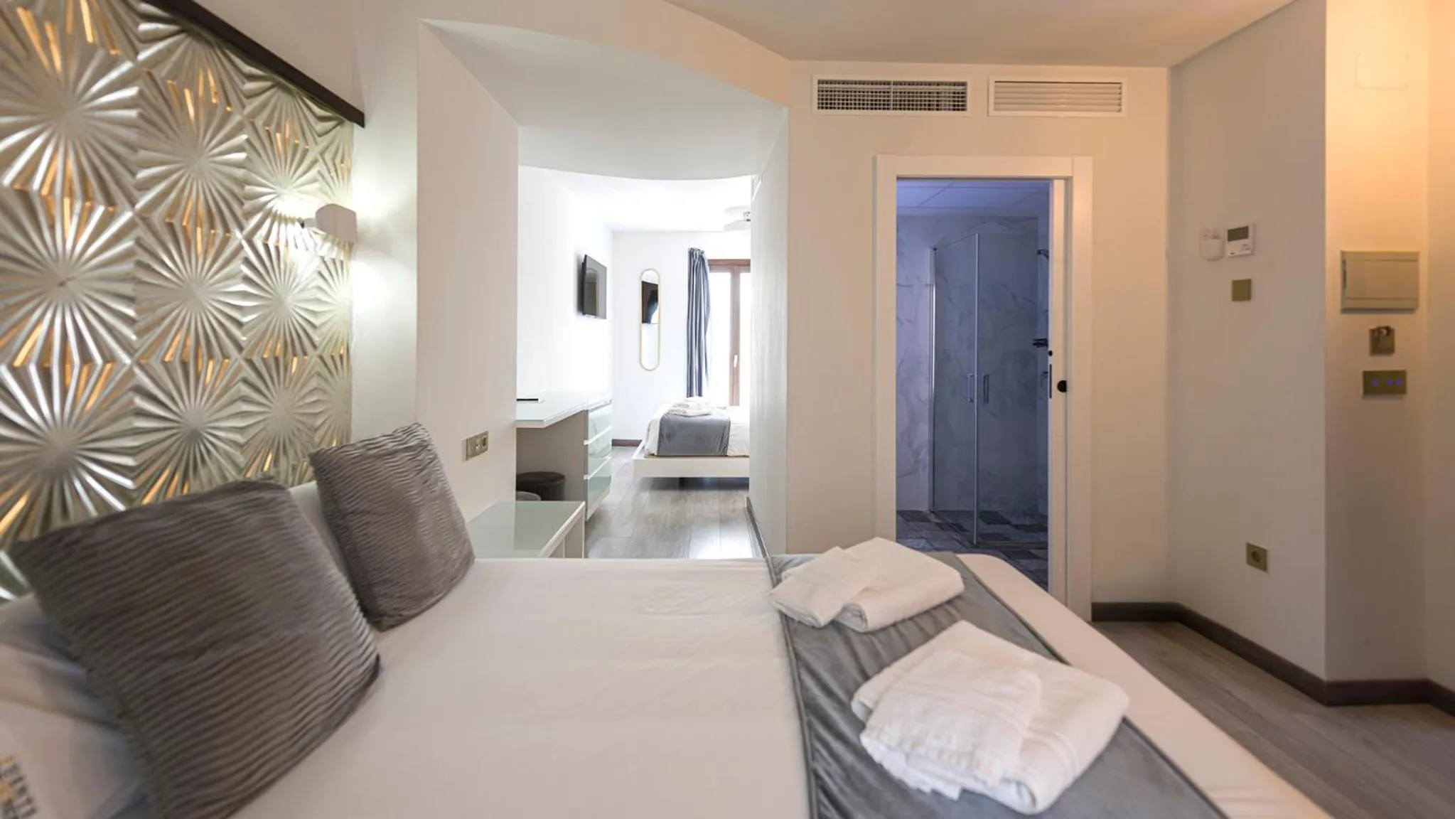 Bed in HOTEL FUENTE REDONDA LUXURY