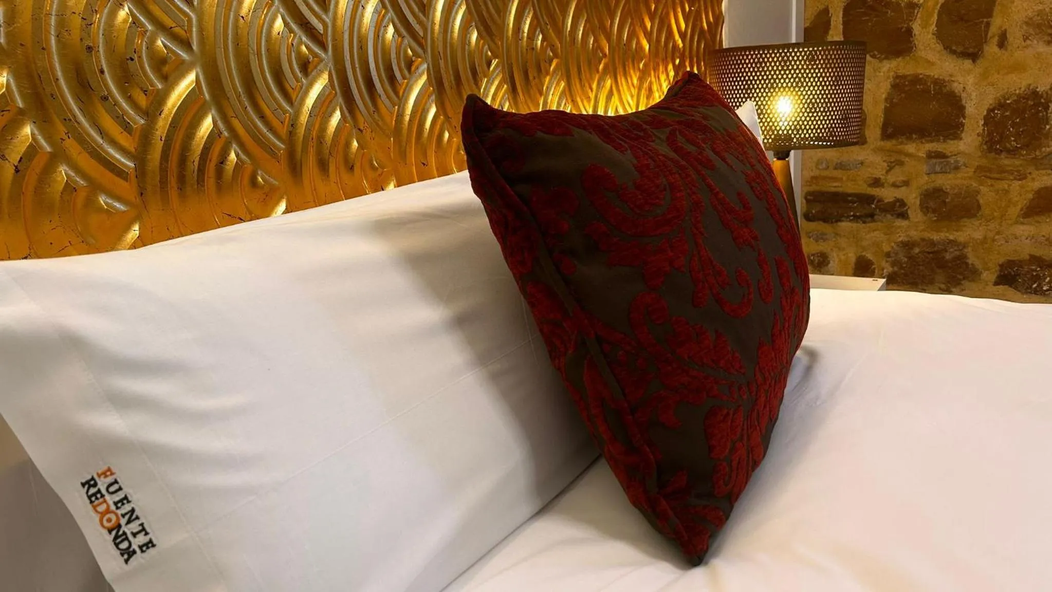 Bed in HOTEL FUENTE REDONDA LUXURY