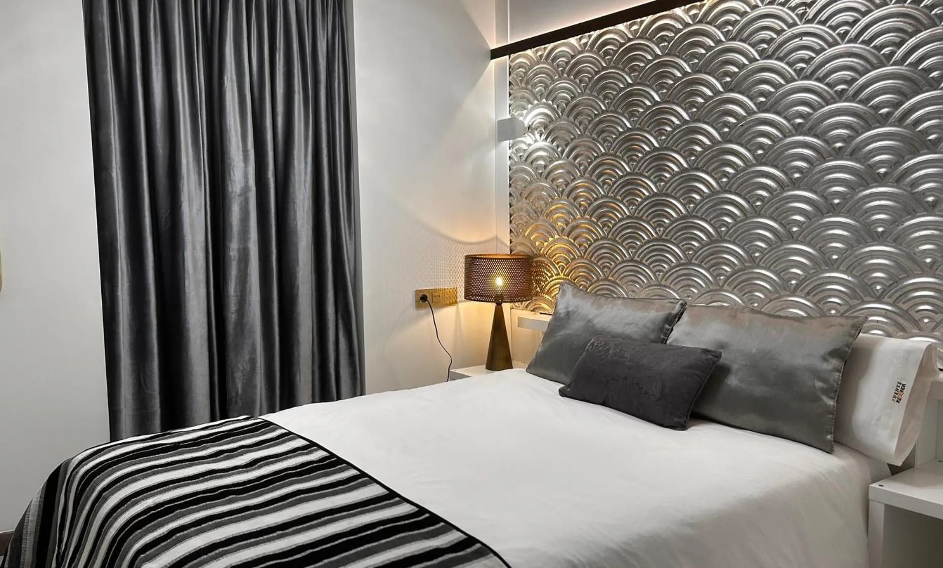 Bed in HOTEL FUENTE REDONDA LUXURY