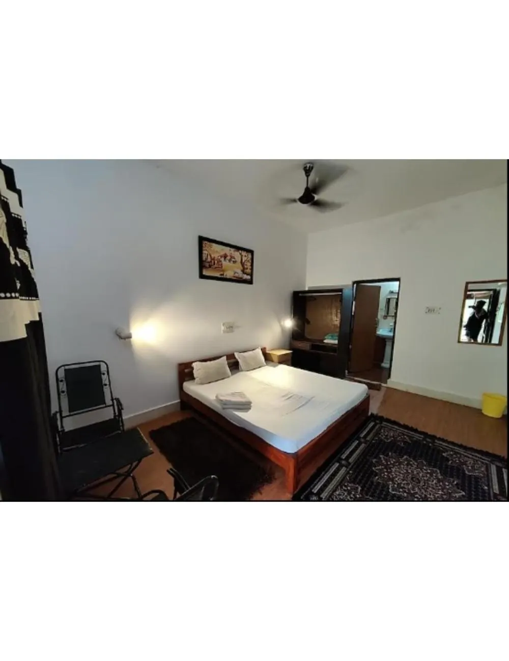 Communal lounge/ TV room, Bed in Tigers Villa, Tala Bandhavgarh