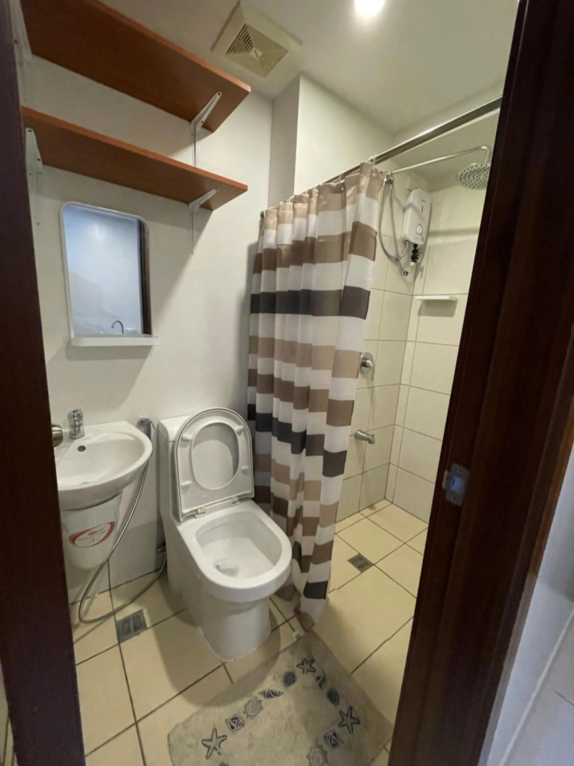 Shower in Cozy Studio at Horizon 101